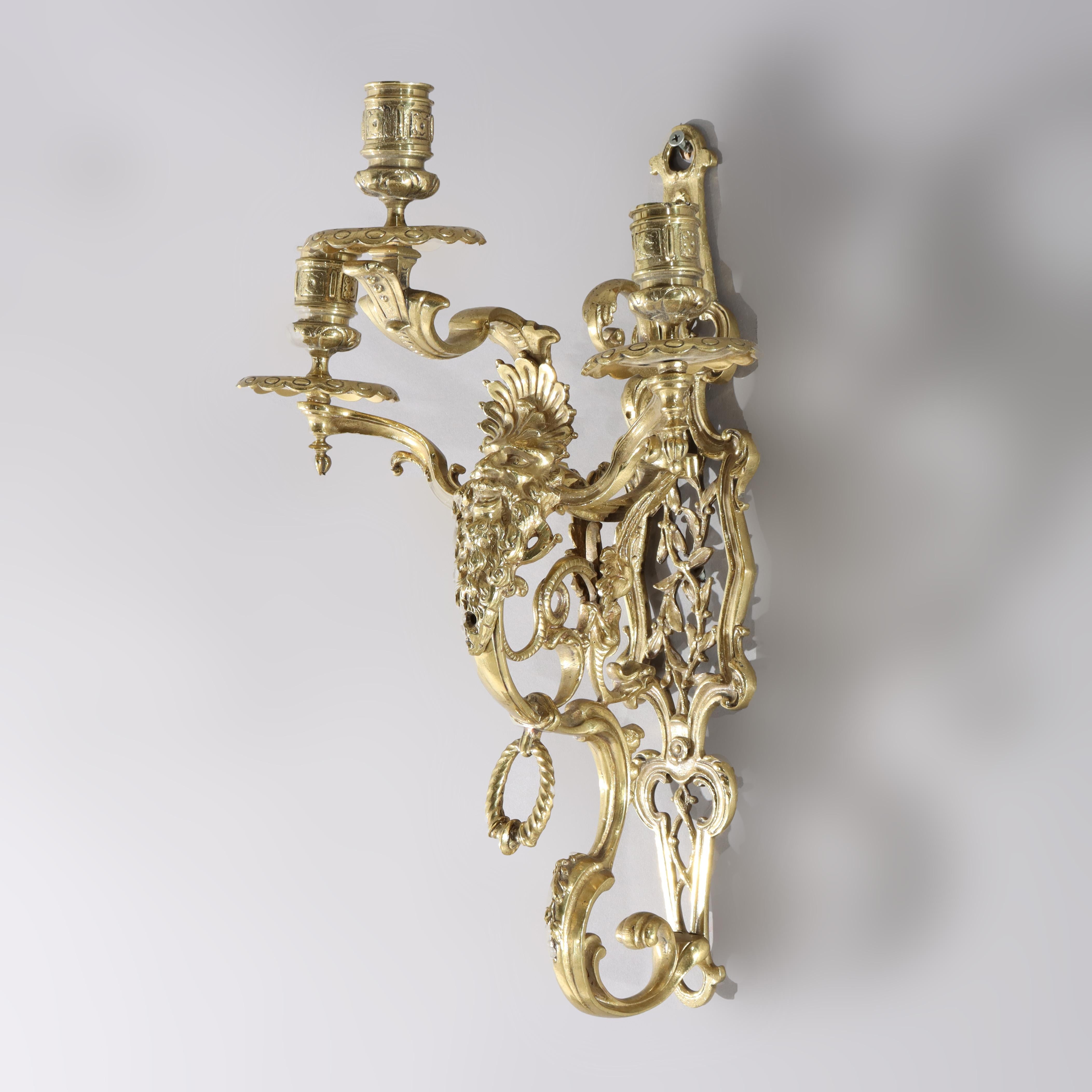 Antiguo Aplique Figurado de Bronce Dorado de Tres Candelas con Máscara C1920 en venta 1