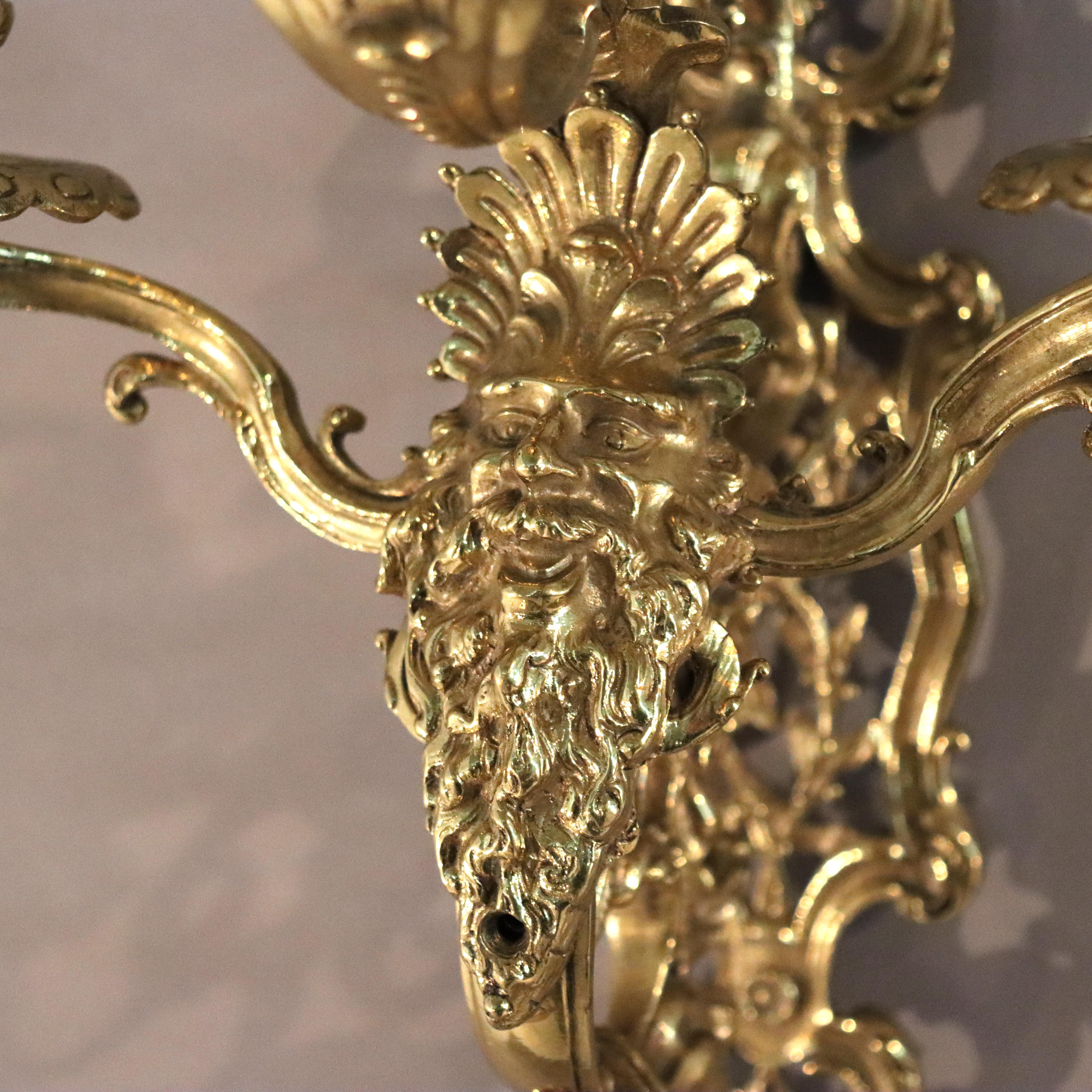 Antiguo Aplique Figurado de Bronce Dorado de Tres Candelas con Máscara C1920 en venta 2