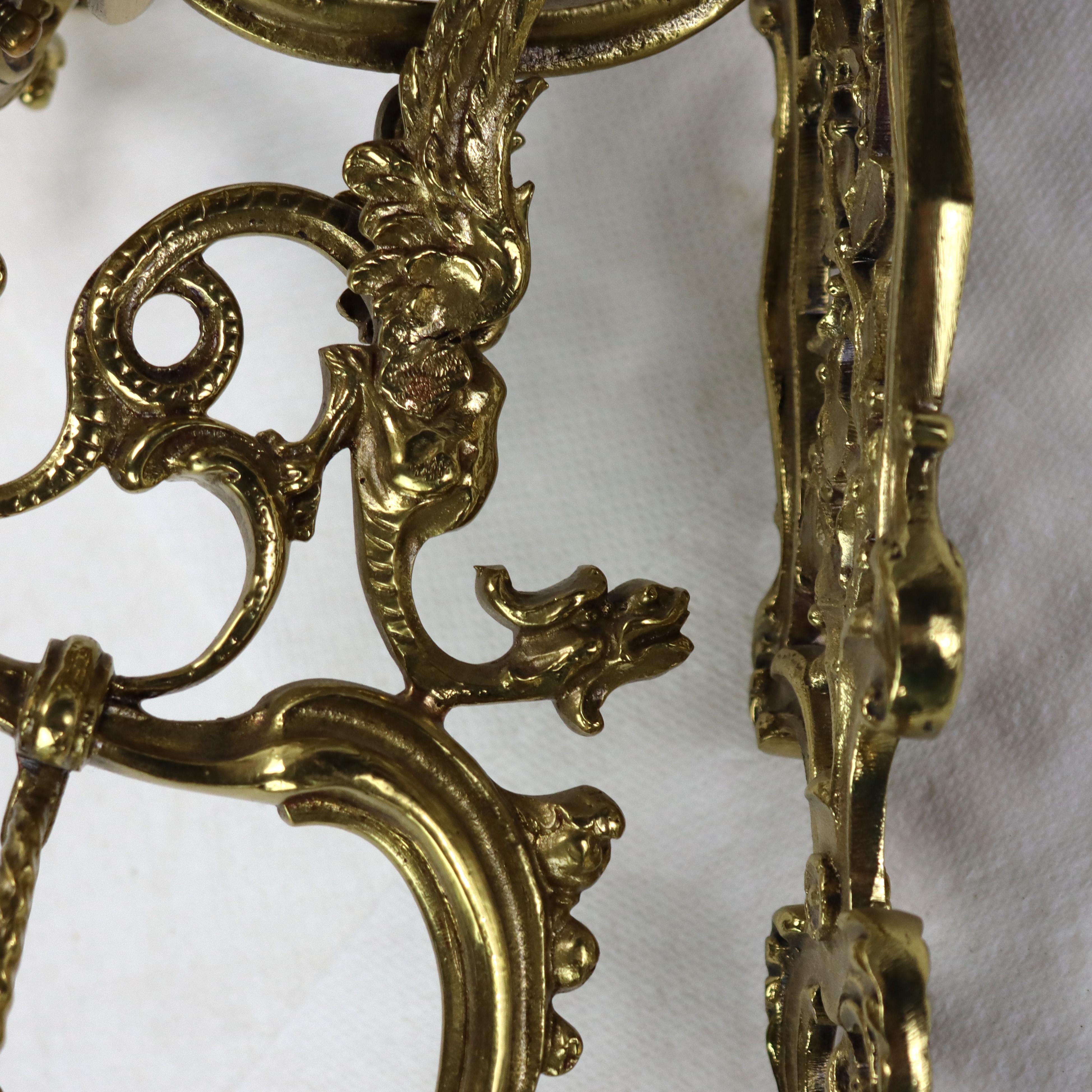Antiguo Aplique Figurado de Bronce Dorado de Tres Candelas con Máscara C1920 en venta 3