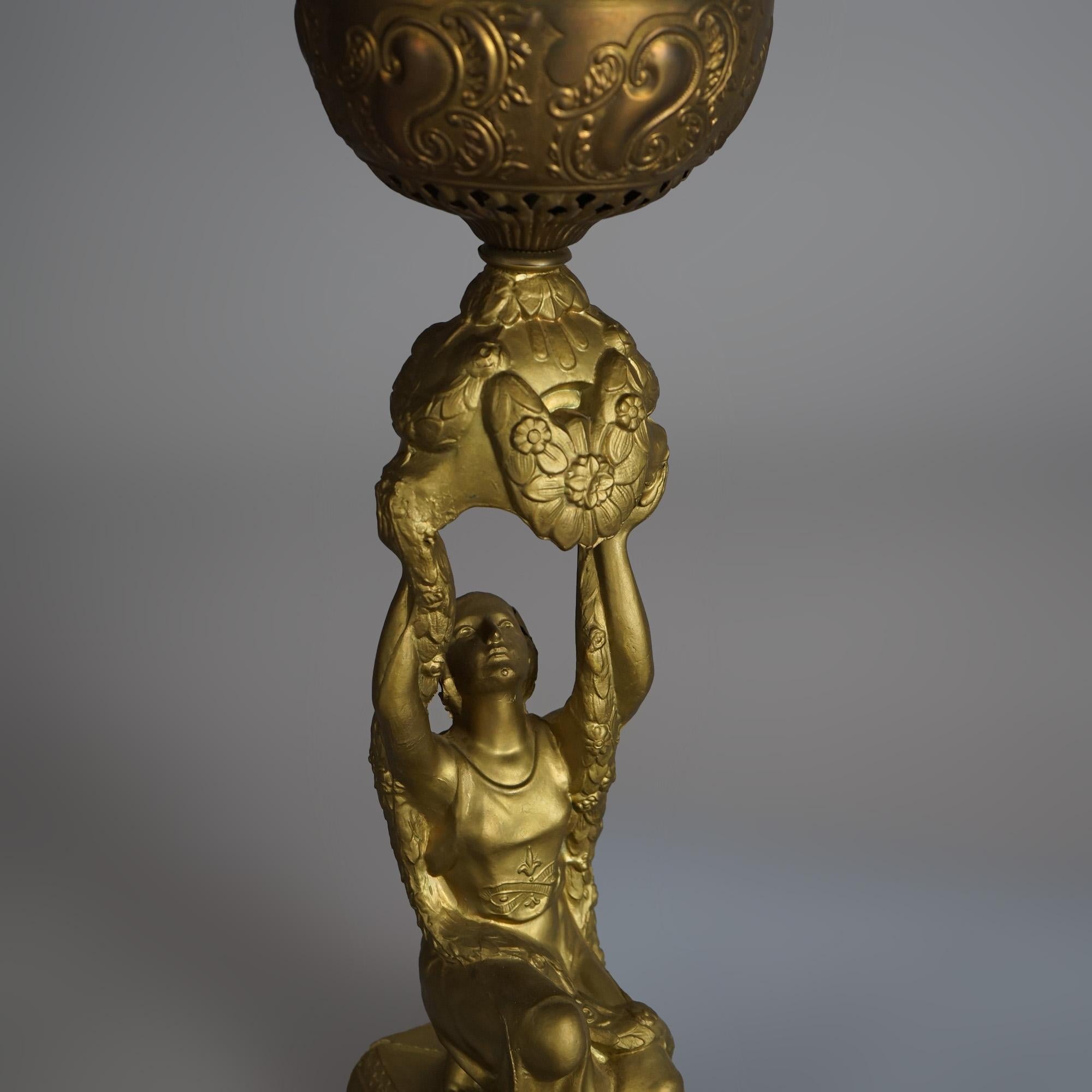 Lampe de salon figurative ancienne en métal doré avec abat-jour en verre rouge matelassé vers 1900 1