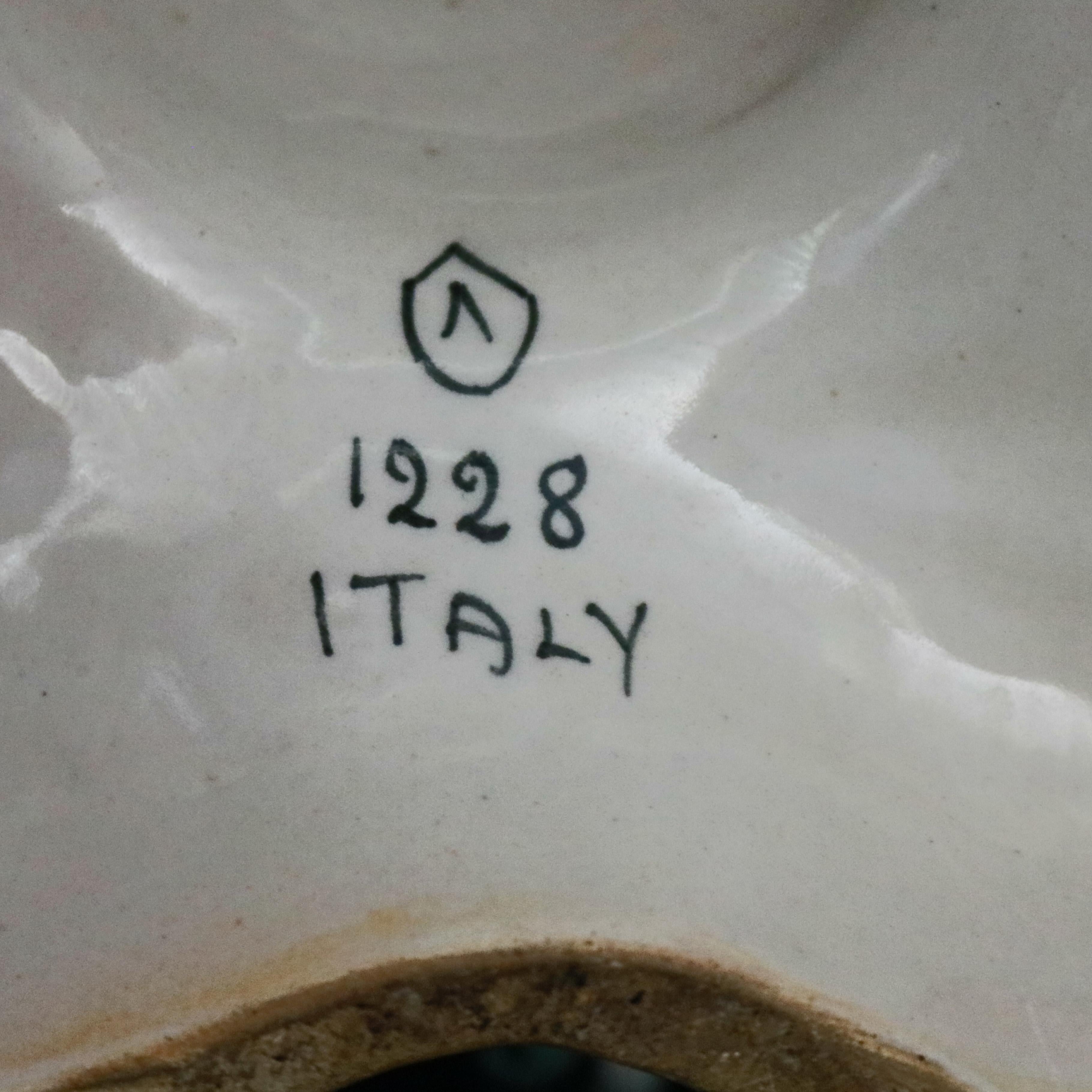 Figürliche italienische Majolikaschale mit klassischer Bemalung:: um 1880 im Zustand „Gut“ in Big Flats, NY