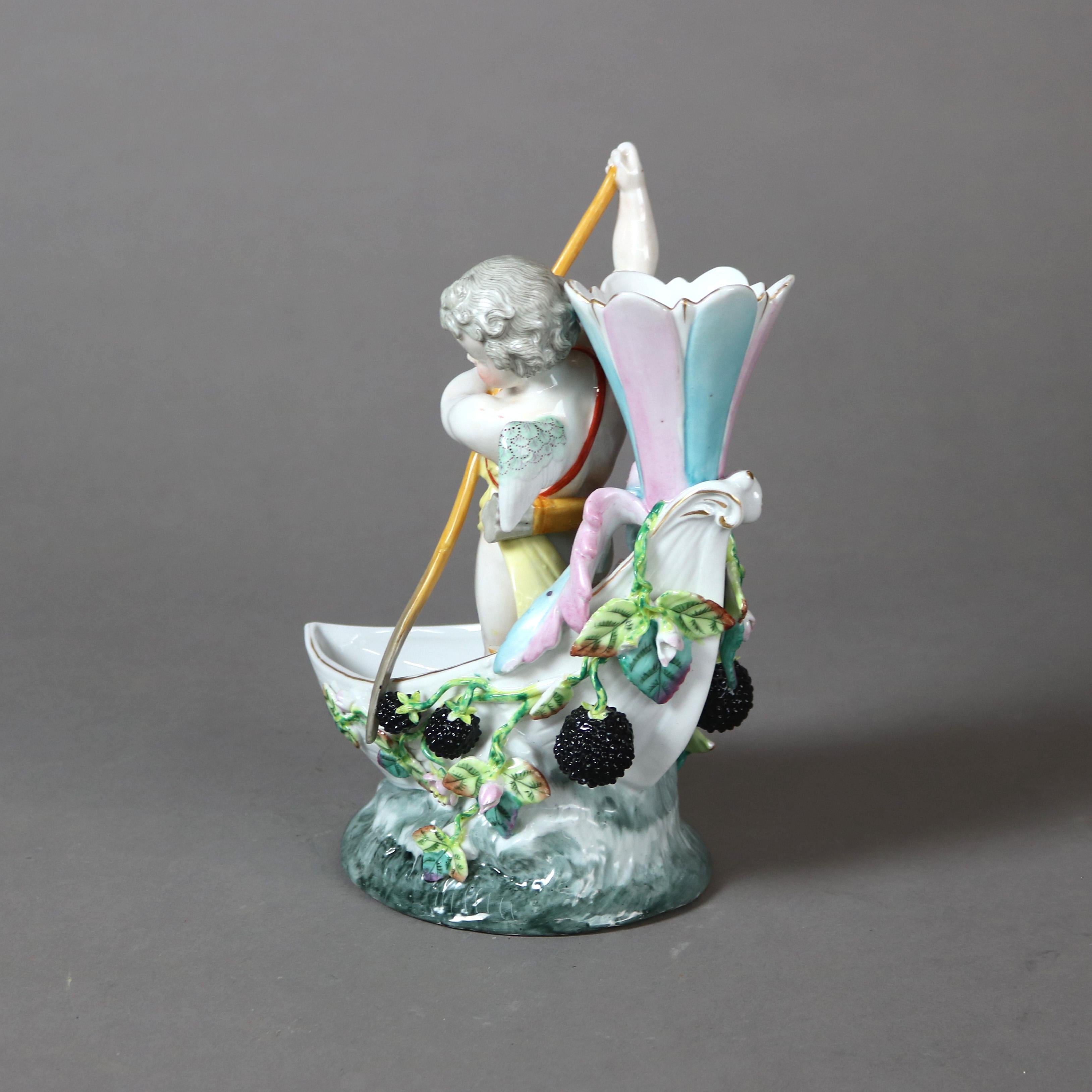 XIXe siècle Vase figuratif ancien avec chérubin dans un bateau et guirlande de Blackberry C1890 en vente