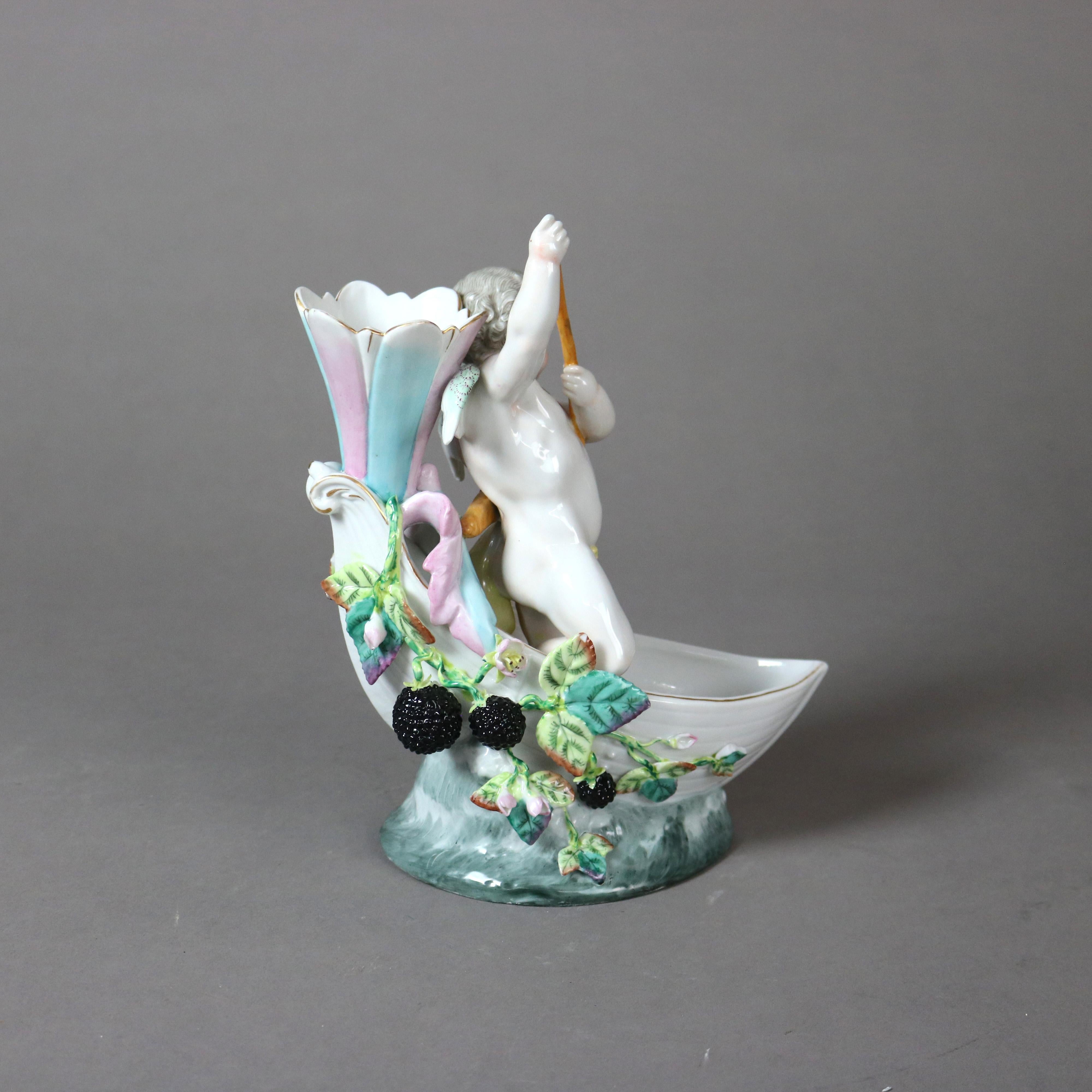 Porcelaine Vase figuratif ancien avec chérubin dans un bateau et guirlande de Blackberry C1890 en vente