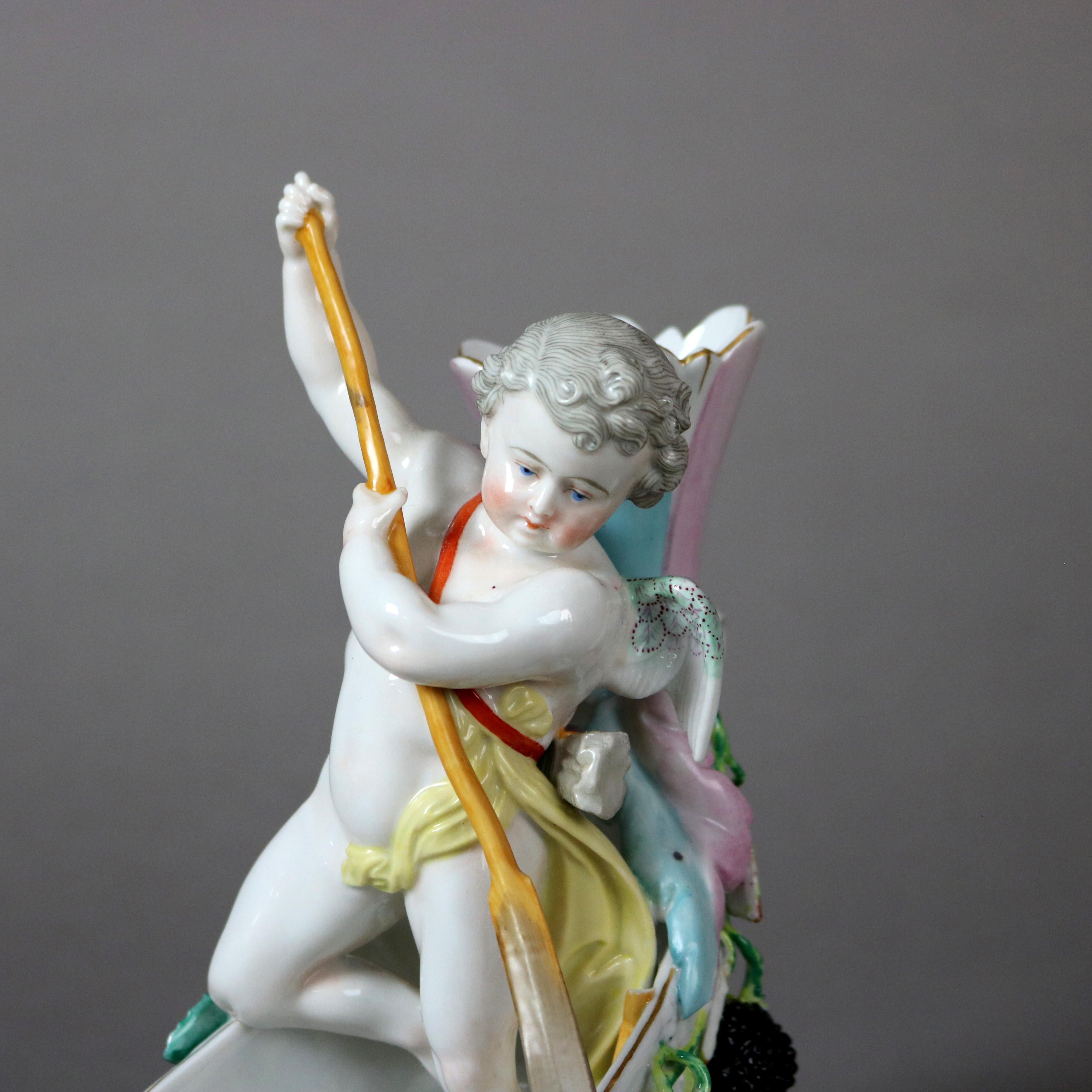 Vase figuratif ancien avec chérubin dans un bateau et guirlande de Blackberry C1890 en vente 1