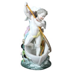 Antike figurale Porzellanvase mit Cherub in Boot und Blackberry Girlande aus Porzellan, um 1890