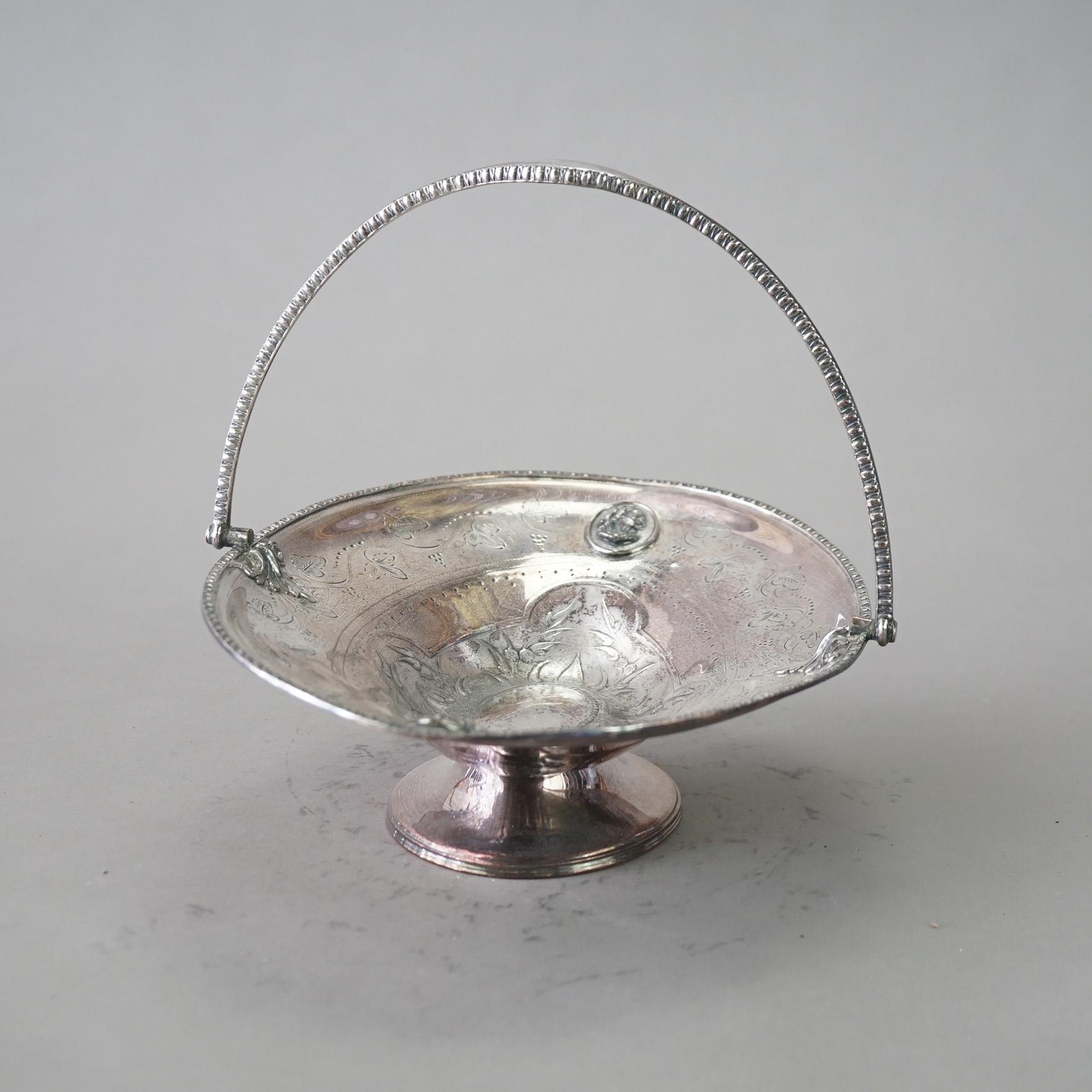 Antica Fruttiera figurata placcata in argento con incisione di maschere e foglie C1890

Misure: 9,5