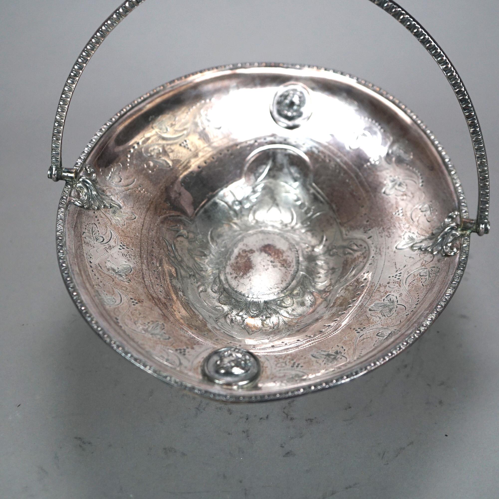XIX secolo Antica Fruttiera figurata placcata in argento C1890 in vendita