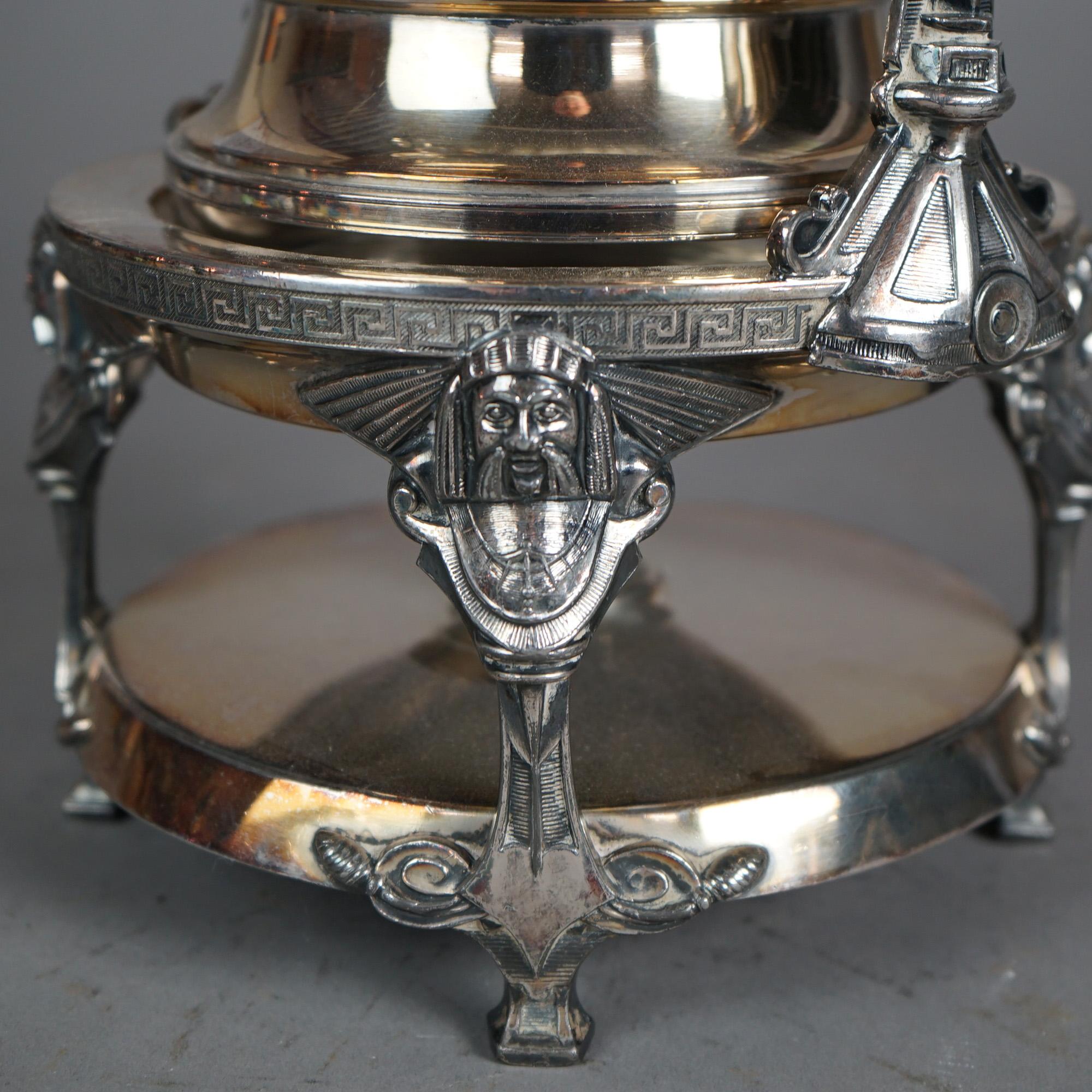 Antica teiera figurata inclinabile placcata in argento con maschera e incisione a fogliame C1890

Misure: 17,5