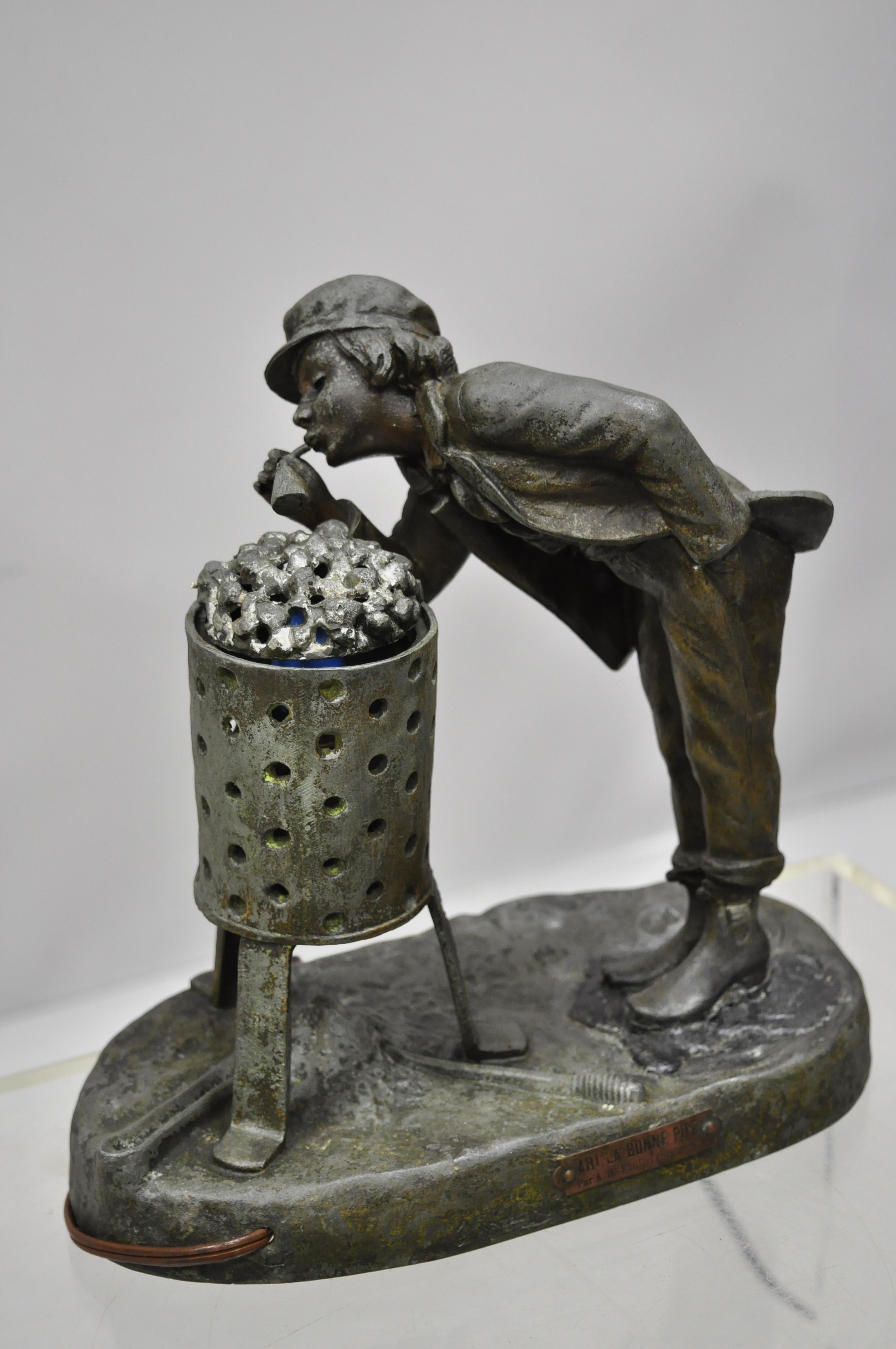 Lampe ancienne figurative en métal Spelter Ahi La Bonne pipe Ranieri statue Art Déco (B). L'objet comprend une construction en métal spelter, une plaque sur le devant indiquant 