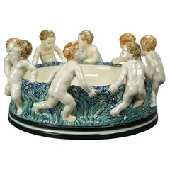 Bol central figuratif ancien en poterie de majolique Wilhelm avec putti classique, vers 1900