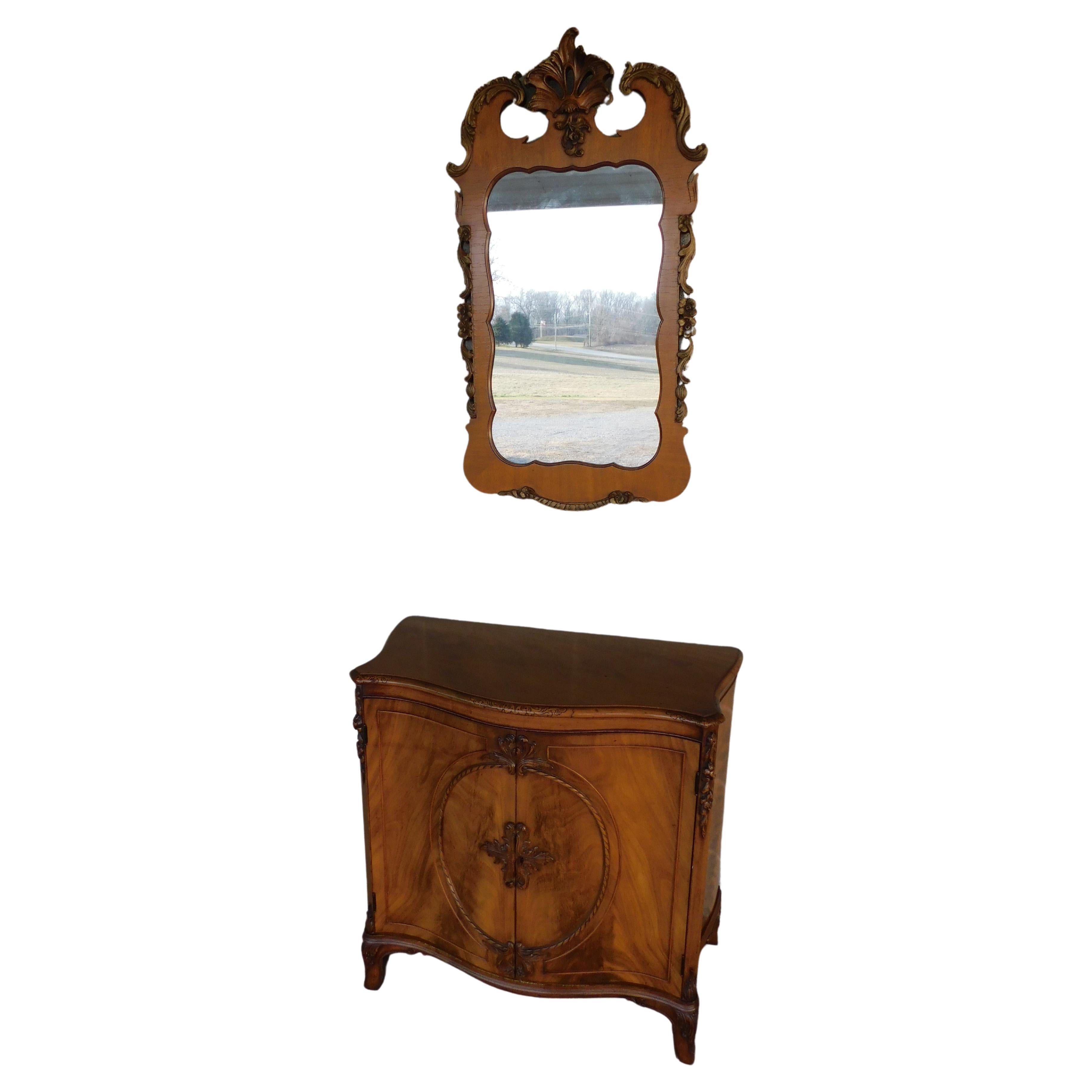 Ancienne commode à 2 portes de style Régence en acajou blond figuré et miroir assorti en vente