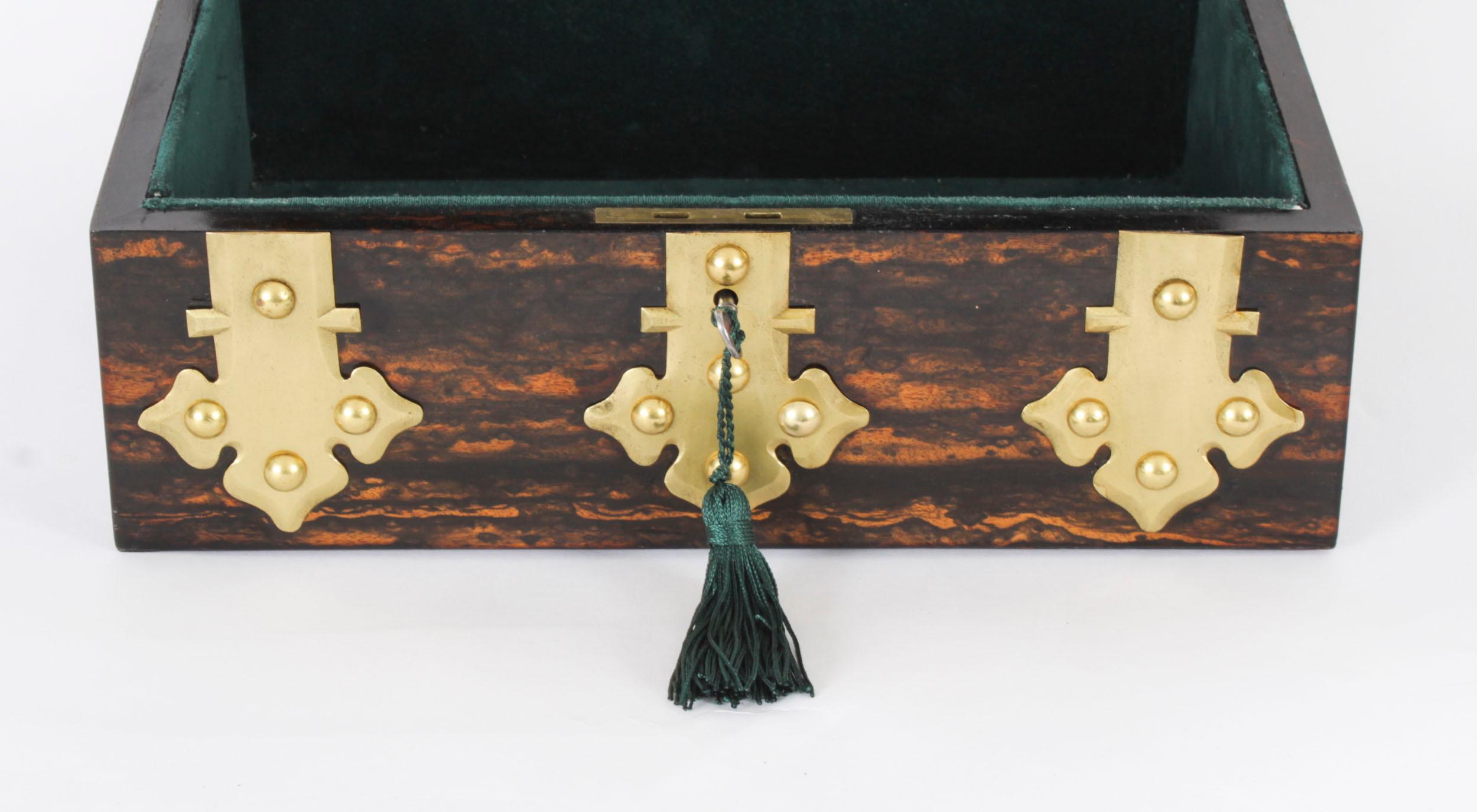 Caja / Cofre Antiguo de Latón Figurado Coromandel Siglo XIX Mediados del siglo XIX en venta