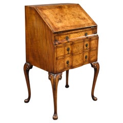 Bureau ancien en noyer figuré