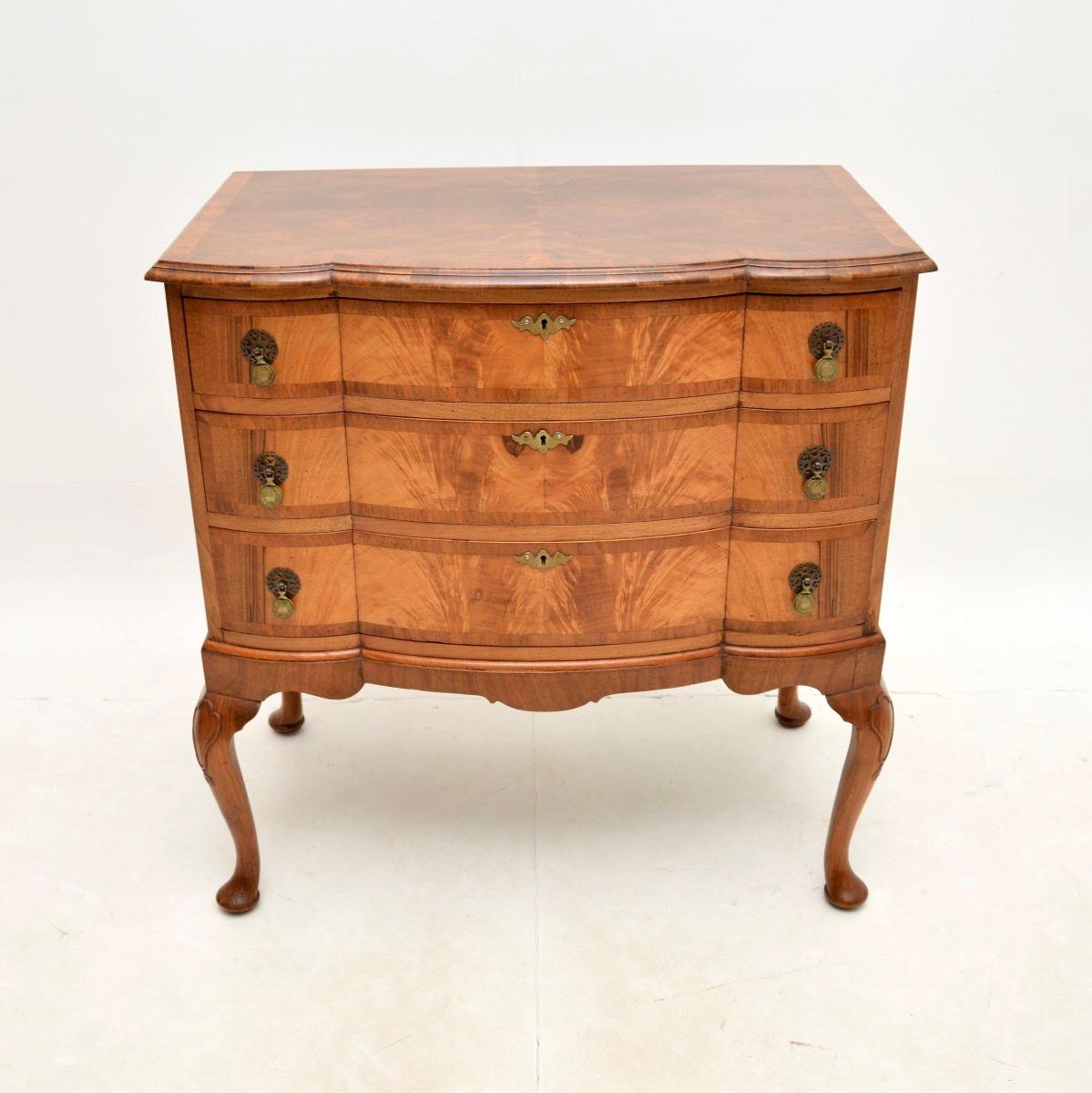 A stunning antique figured walnut chest of drawers. This was made in England, it dates from around the 1900-1910 period.

It is of superb quality and is a useful size, with lots of storage space. There are gorgeous figured walnut grain patterns,