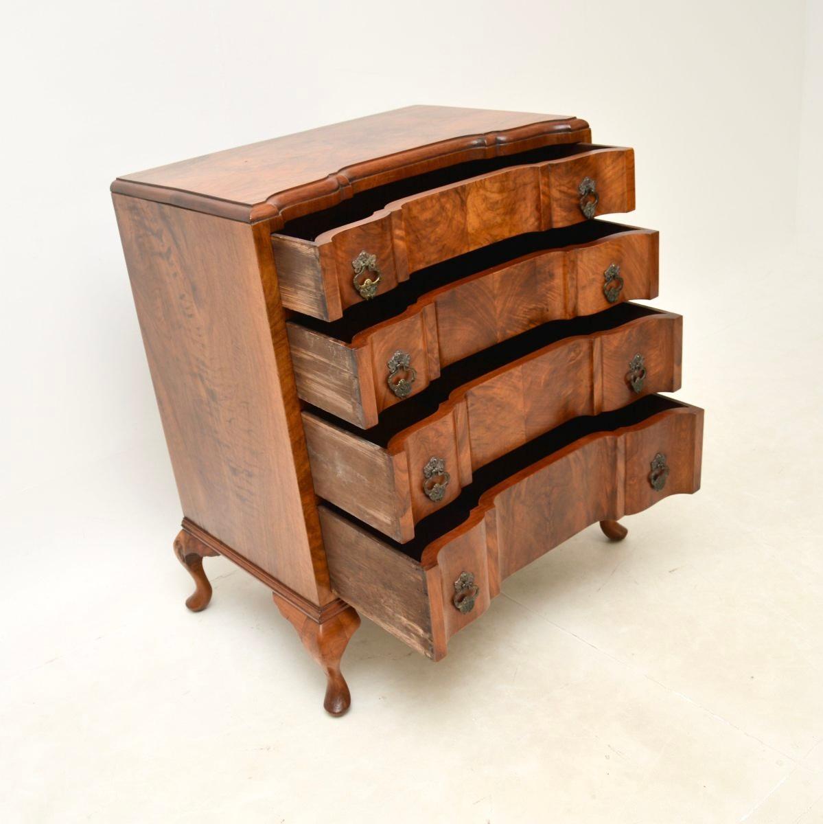 An absolutely stunning antique figured walnut chest of drawers. This was made in England, it dates from around the 1890-1910 period.

It is of extremely fine quality, with a beautifully shaped front, sitting on short cabriole legs. The drawers have