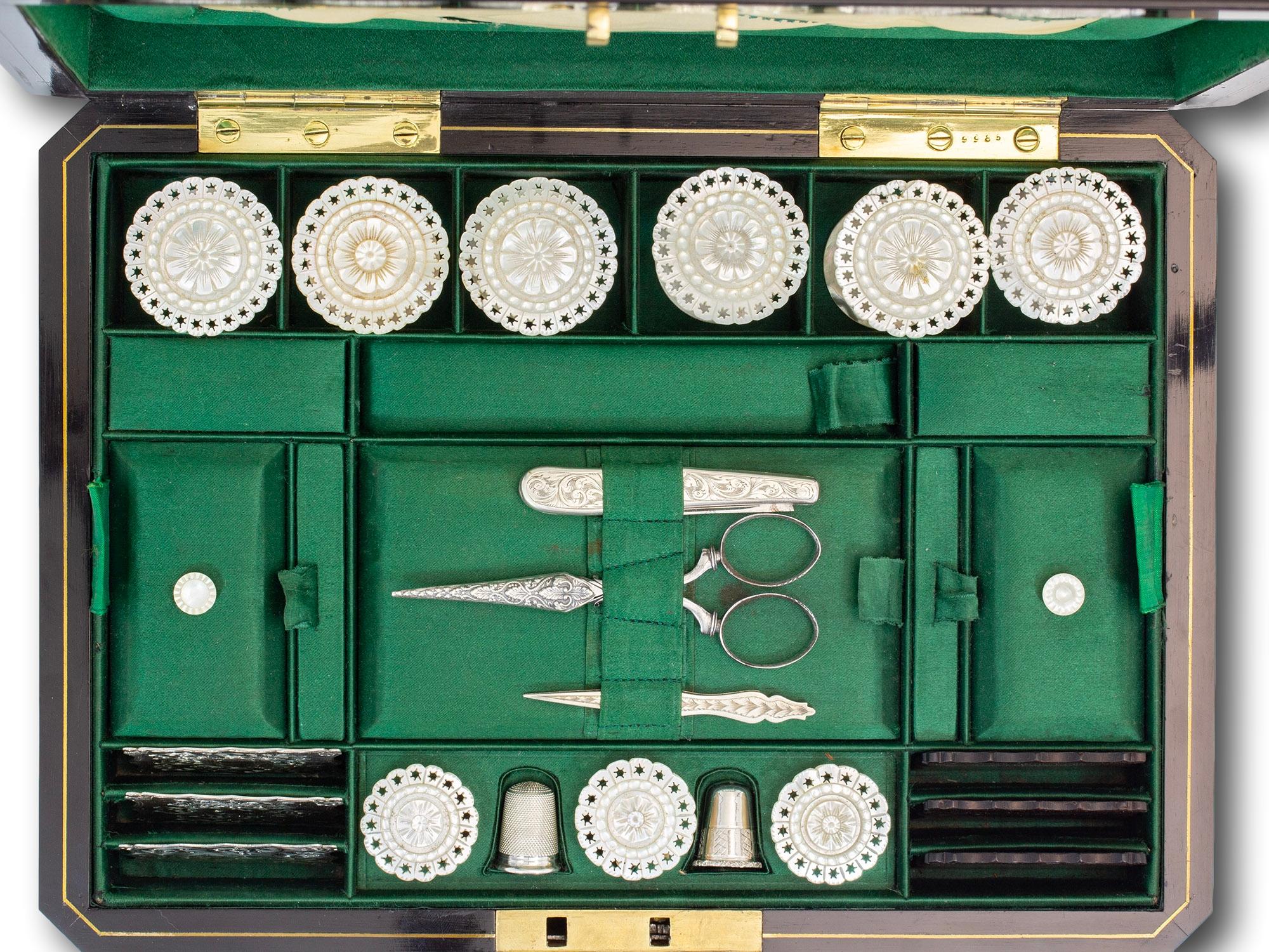 Antiguo Costurero Completo de Nogal Figurado Hausburg en venta 6