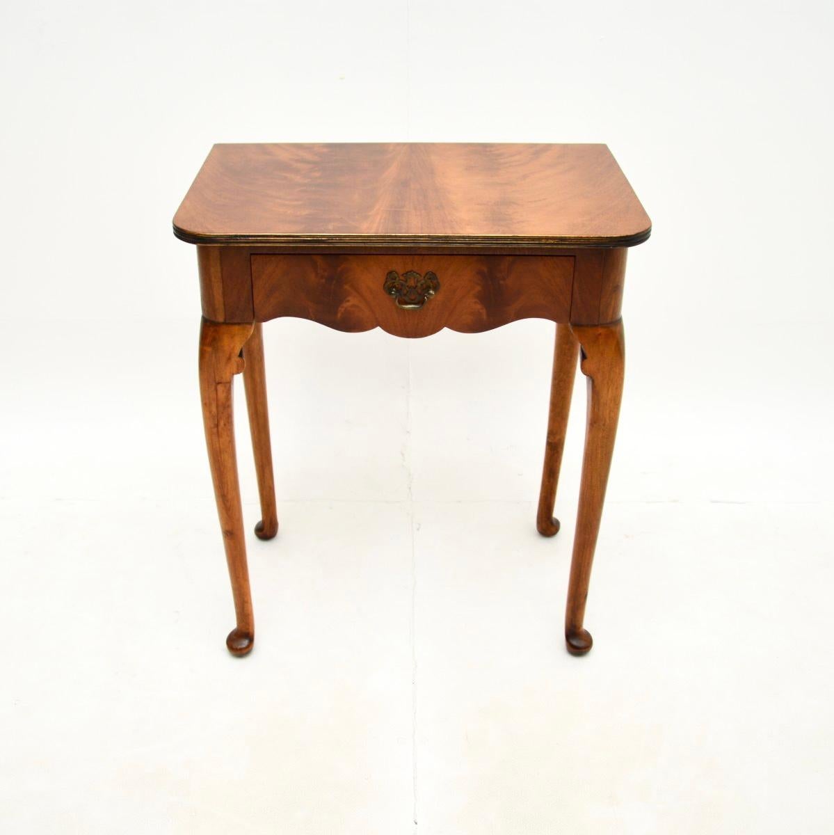 Una meravigliosa consolle / tavolino antico in noce figurato in stile Queen Anne. Questo modello è stato realizzato in Inghilterra e risale al periodo 1900-1910.

La qualità è superba, ha un bordo inferiore ben sagomato e poggia su gambe cabriole.
