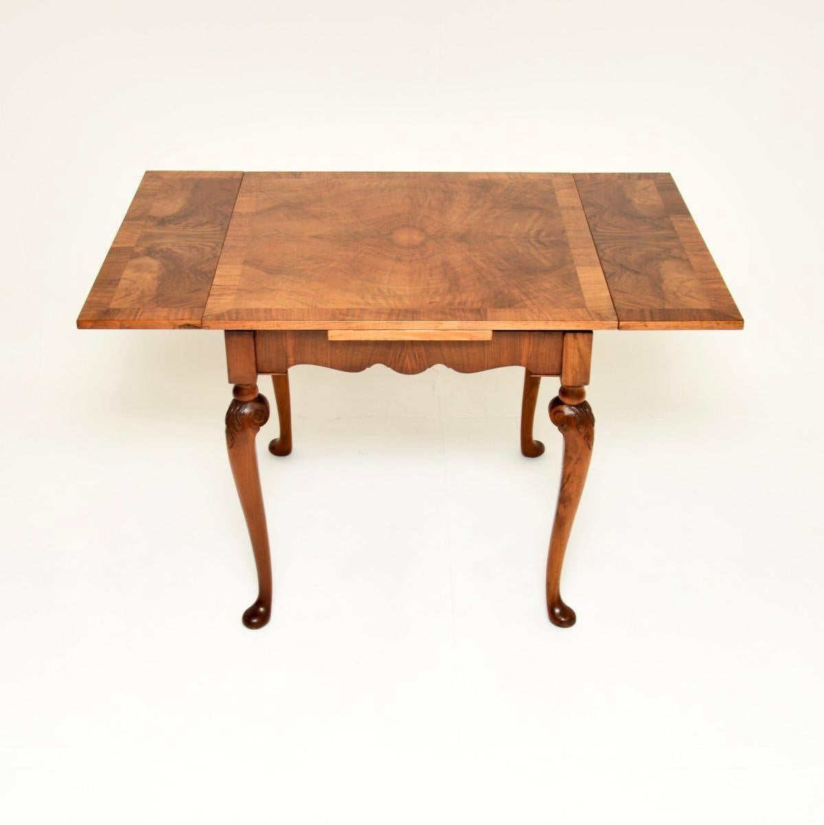 Antique Figured Walnut Draw Leaf Dining Table In Good Condition For Sale In London, GB