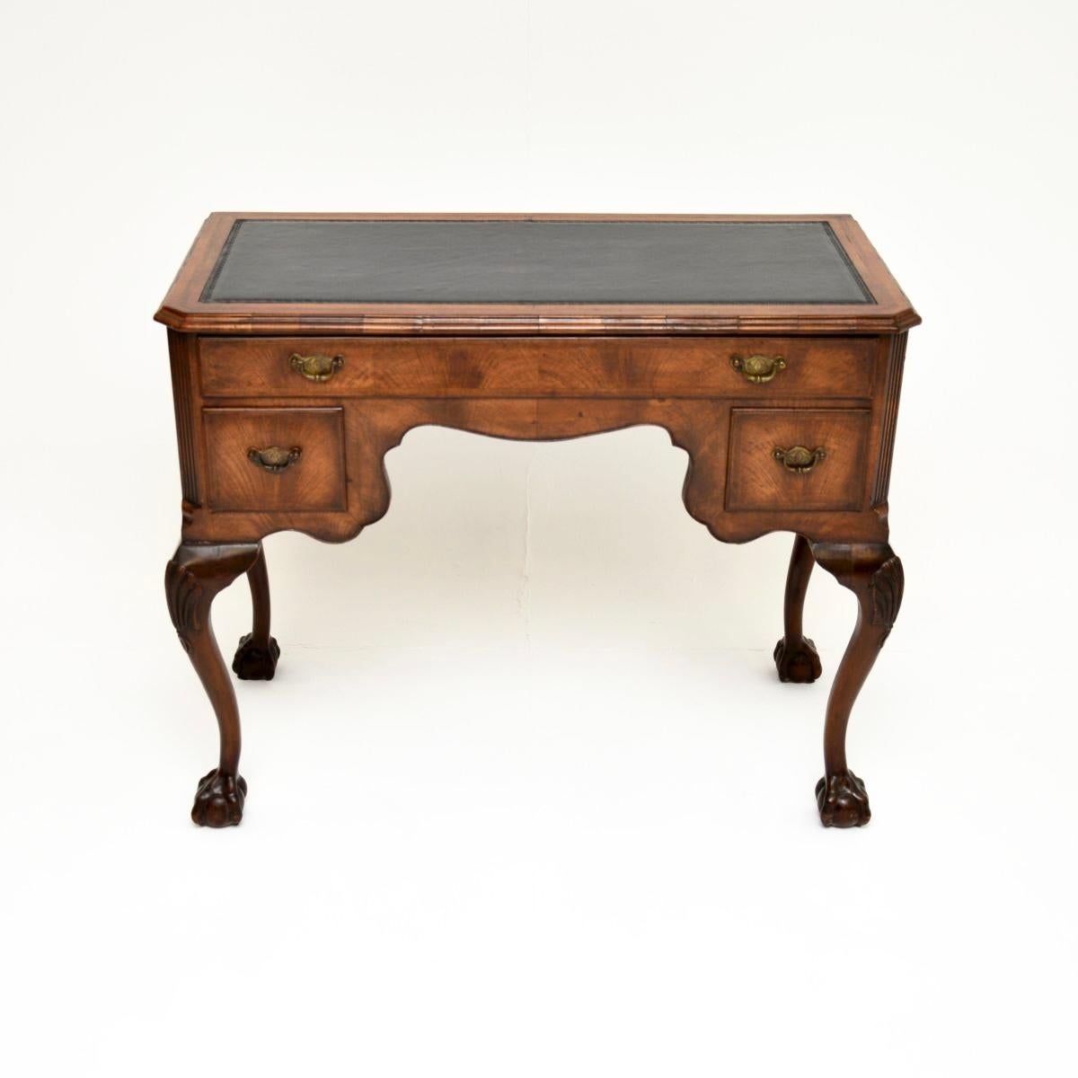 Un magnífico escritorio antiguo de nogal con tapa de cuero. Fabricado en Inglaterra, data aproximadamente del periodo 1900-1910.

La calidad es extraordinaria, está muy bien construido y tiene una preciosa tapa de cuero negro. Las esquinas están
