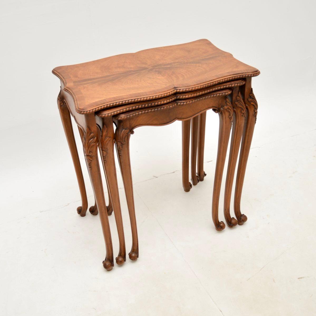 Ein wunderschönes antikes Tischnest aus gemasertem Nussbaumholz. Sie wurde in England hergestellt und stammt aus den 1930er Jahren.

Die Qualität ist hervorragend, dies hat serpentinenförmige Kanten mit feinen Schnitzereien rundum. Er steht auf