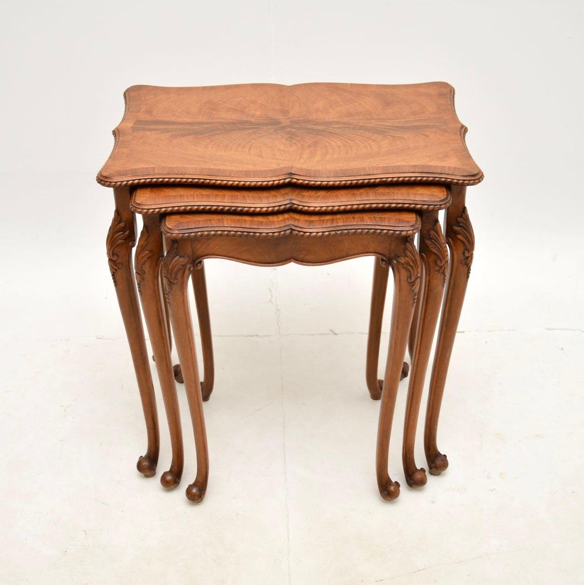 Antikes Tischnest aus gemasertem Nussbaumholz (Viktorianisch)
