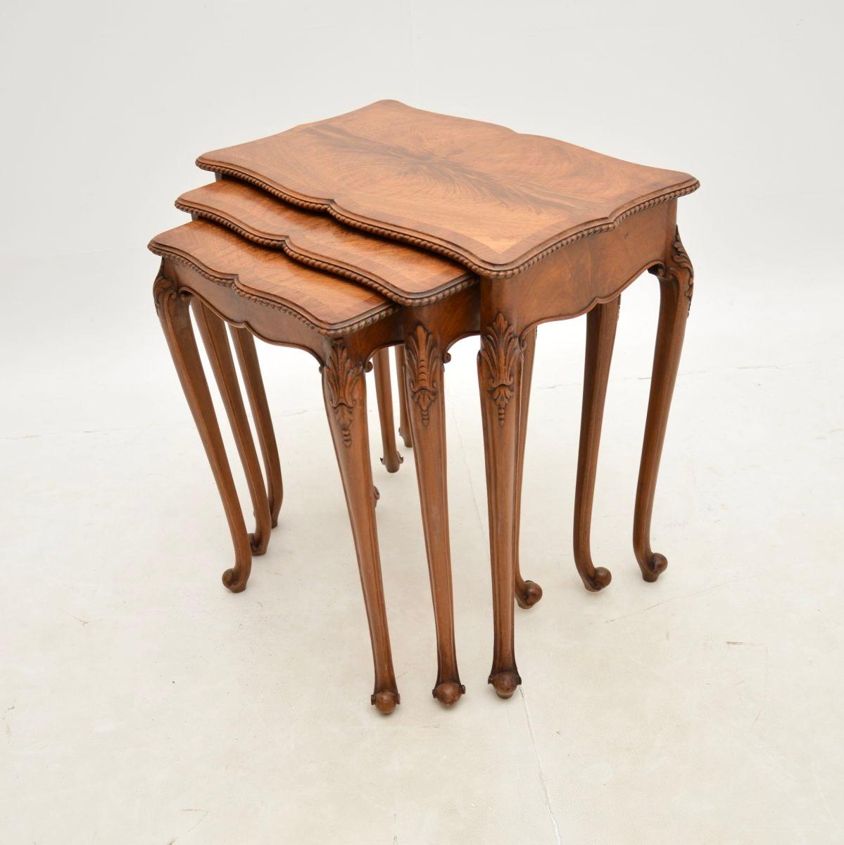 Antikes Tischnest aus gemasertem Nussbaumholz (Britisch)