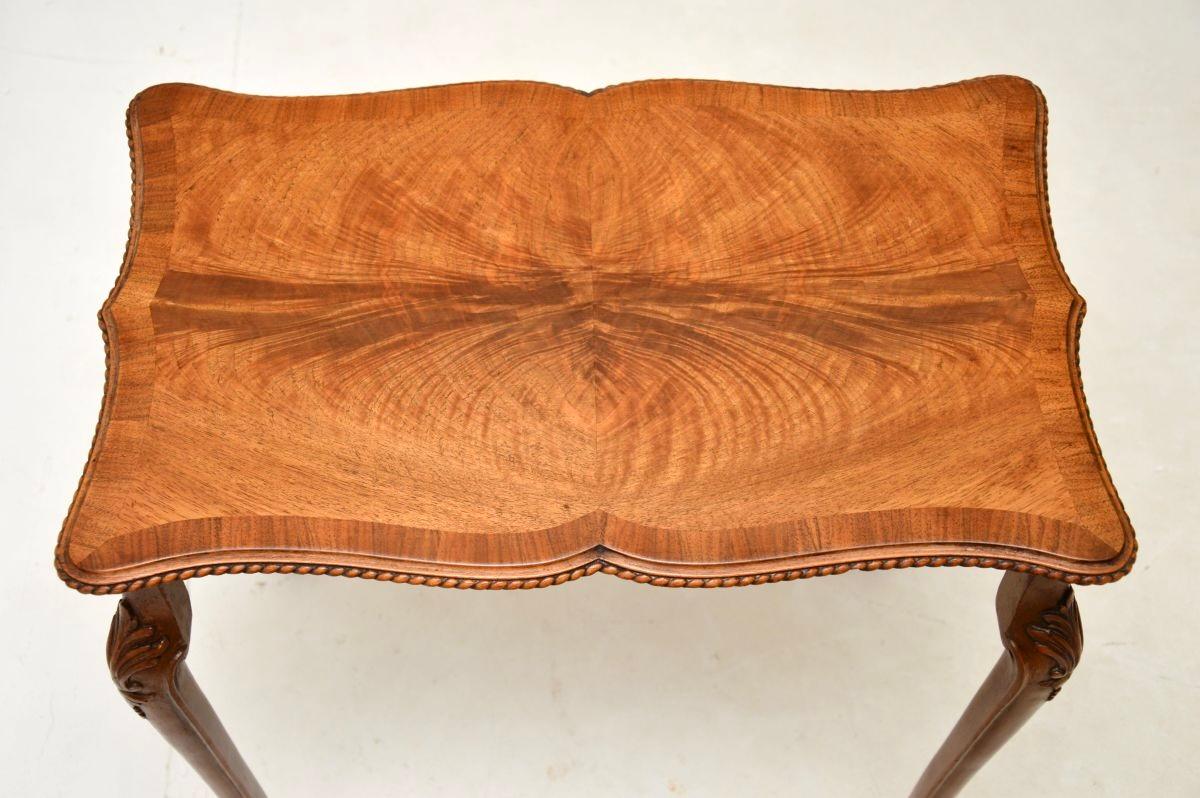 Antikes Tischnest aus gemasertem Nussbaumholz 1