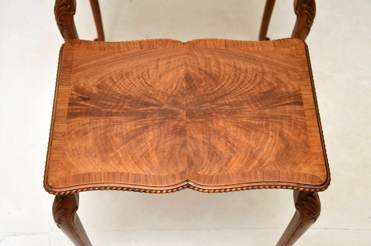Antikes Tischnest aus gemasertem Nussbaumholz 2