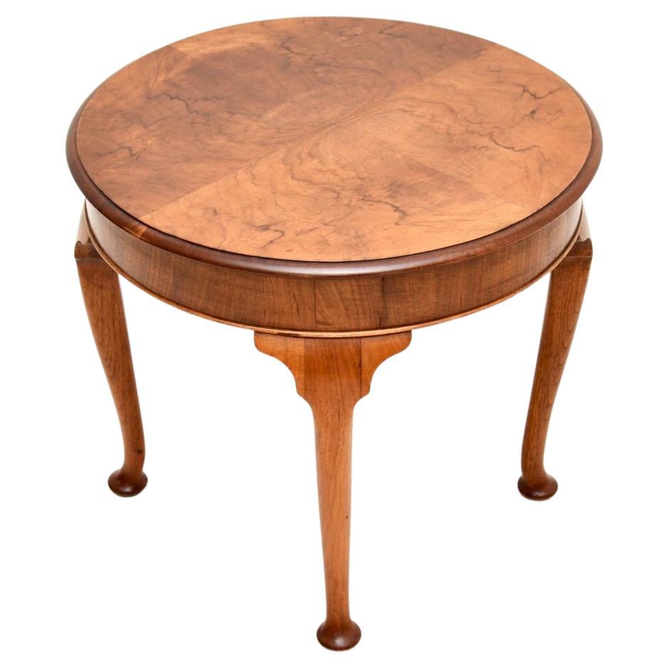 A beautiful and extremely well made antique figured walnut occasional side / coffee table. This was made in England, it dates from around the 1900-1910 period.

It is of superb quality, the circular top has wonderful figured walnut grain patterns,