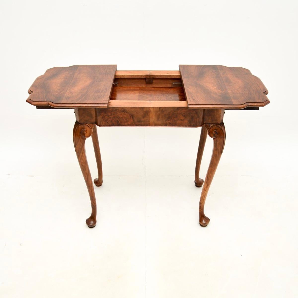 Antique Figured Walnut Occasional Side Table In Good Condition For Sale In London, GB