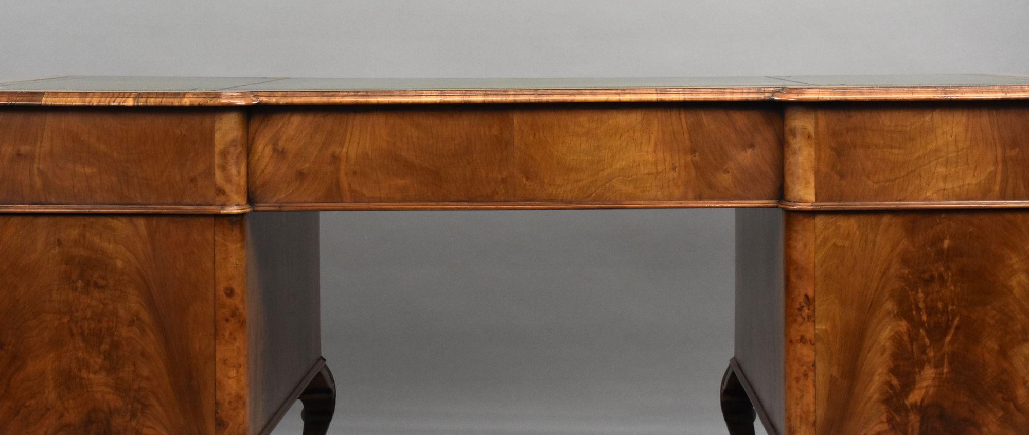 Antique Figured Walnut Pedestal Desk in vendita 4