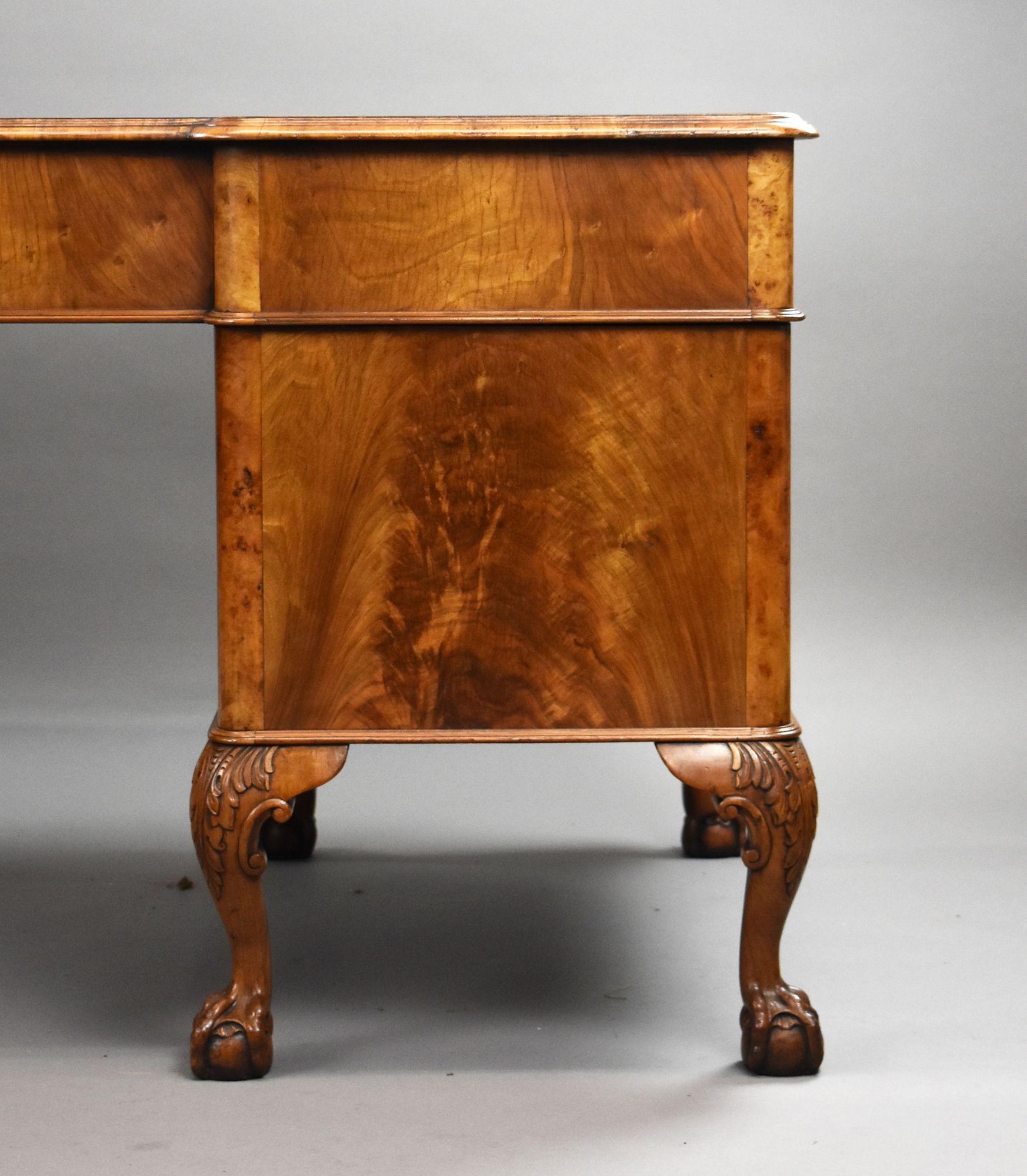 Antique Figured Walnut Pedestal Desk in vendita 5