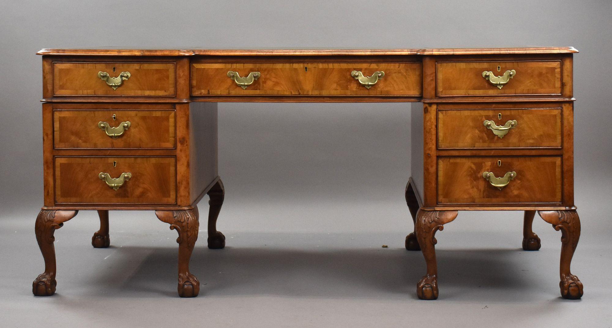 Pregevole scrivania antica con piedistallo in legno di noce figurato su piedi Ball and Claw
Codice articolo: S27-1072
Questa straordinaria scrivania antica con piedistallo è realizzata in noce riccamente scolpito e mette in mostra la raffinata