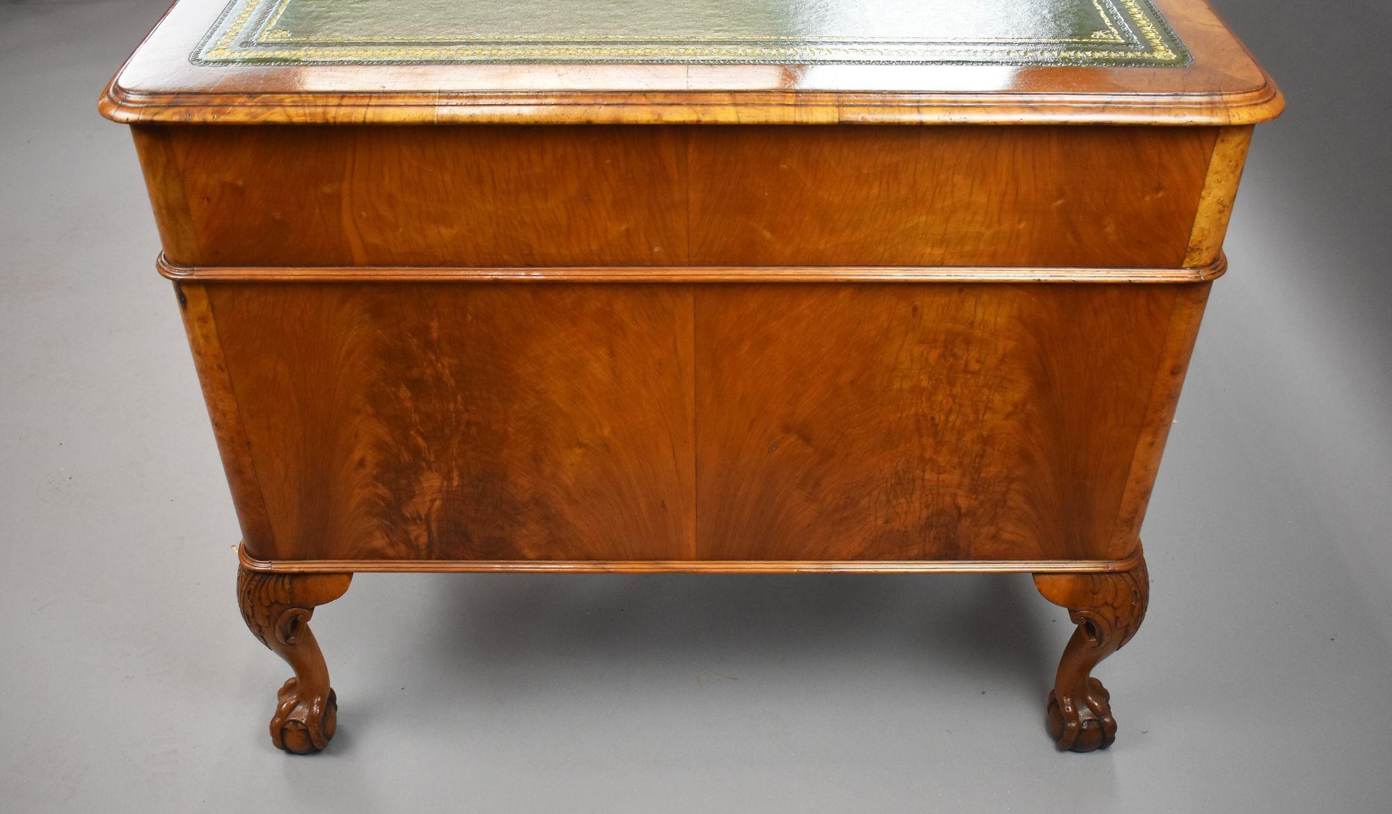 Inglese Antique Figured Walnut Pedestal Desk in vendita