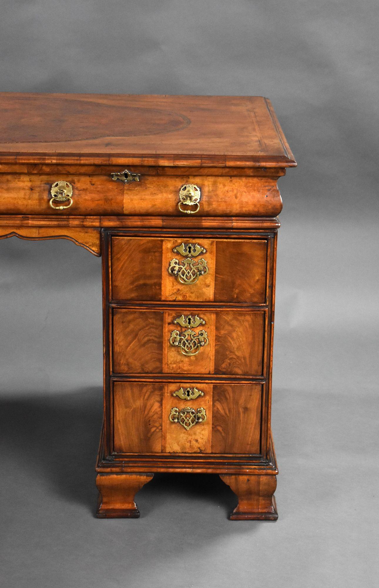 Antique Figured Walnut Pedestal Desk In Good Condition For Sale In Chelmsford, Essex
