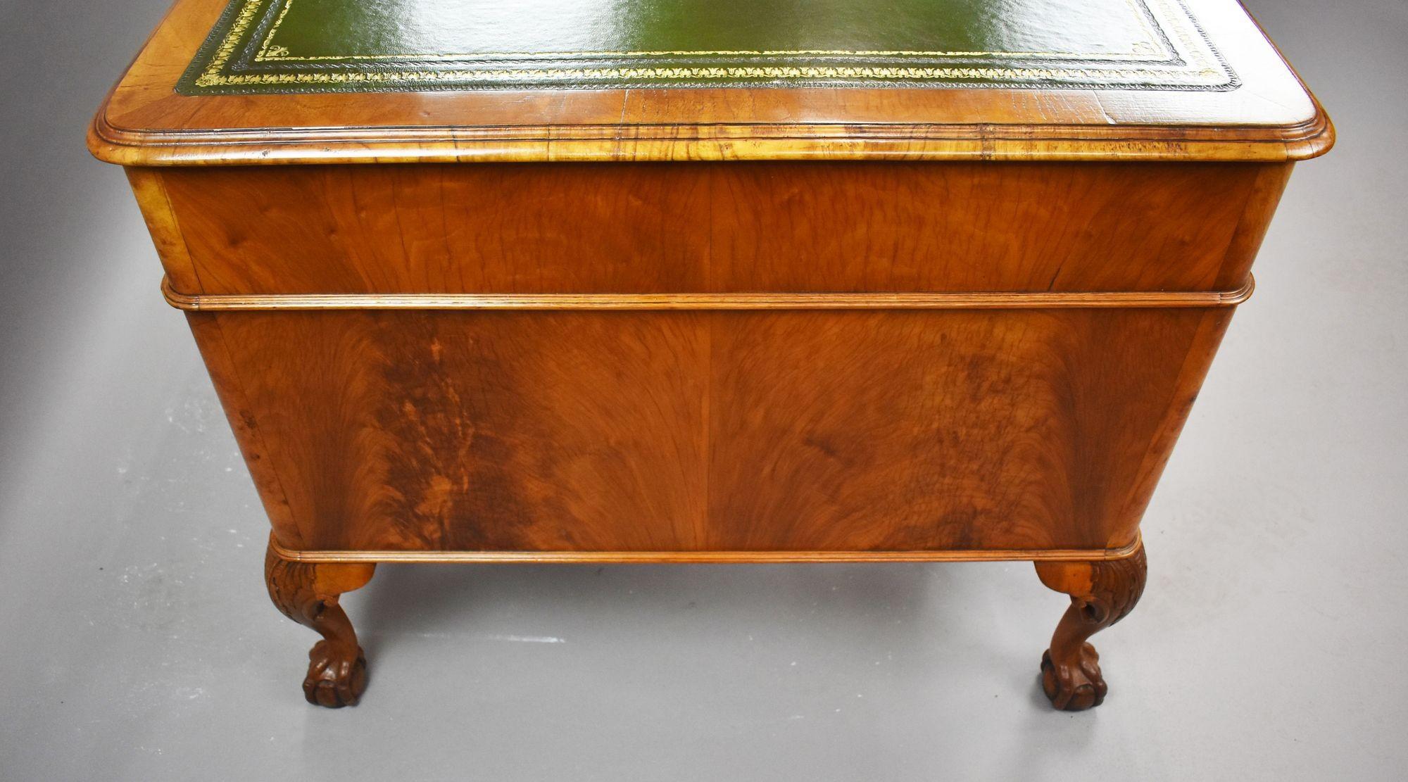 Antique Figured Walnut Pedestal Desk In condizioni buone in vendita a Chelmsford, Essex