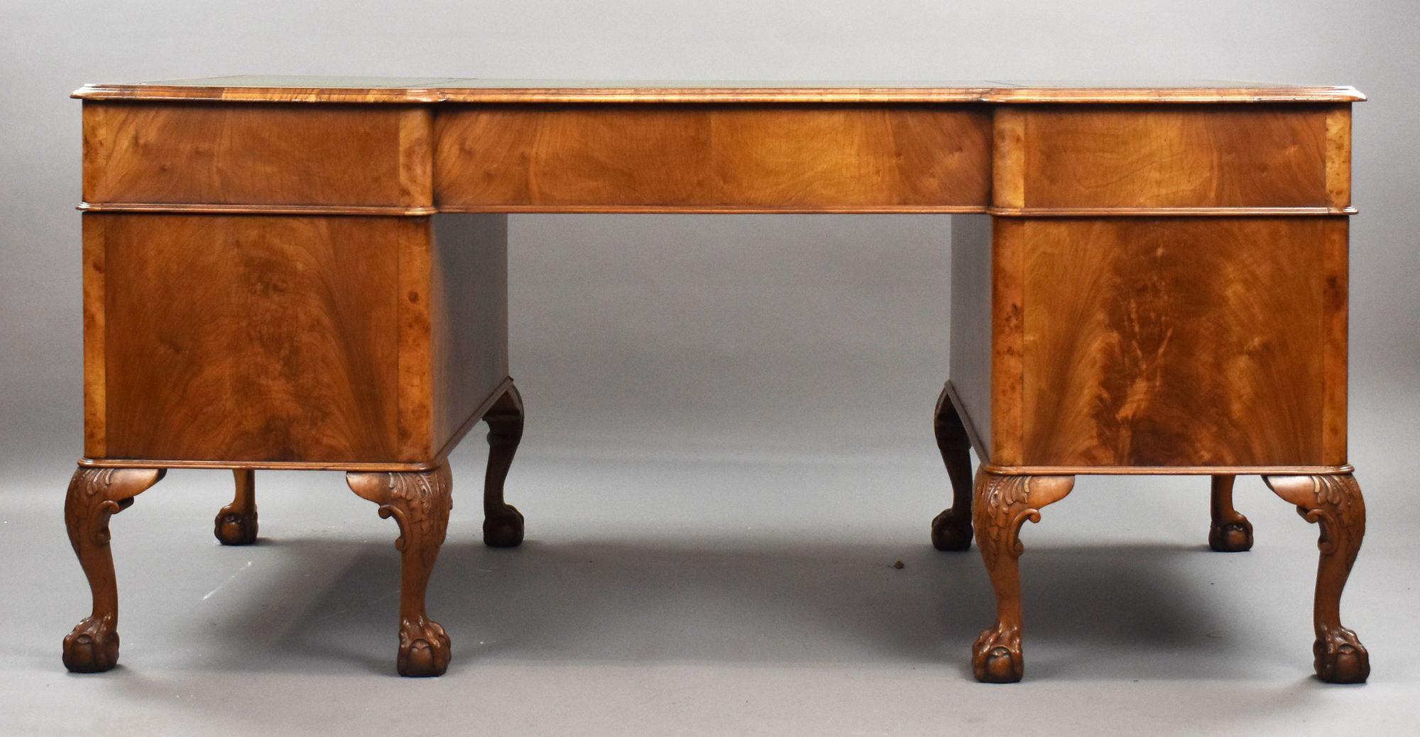 XIX secolo Antique Figured Walnut Pedestal Desk in vendita