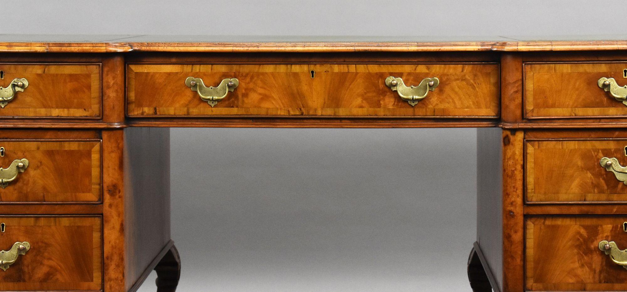 Antique Figured Walnut Pedestal Desk in vendita 1