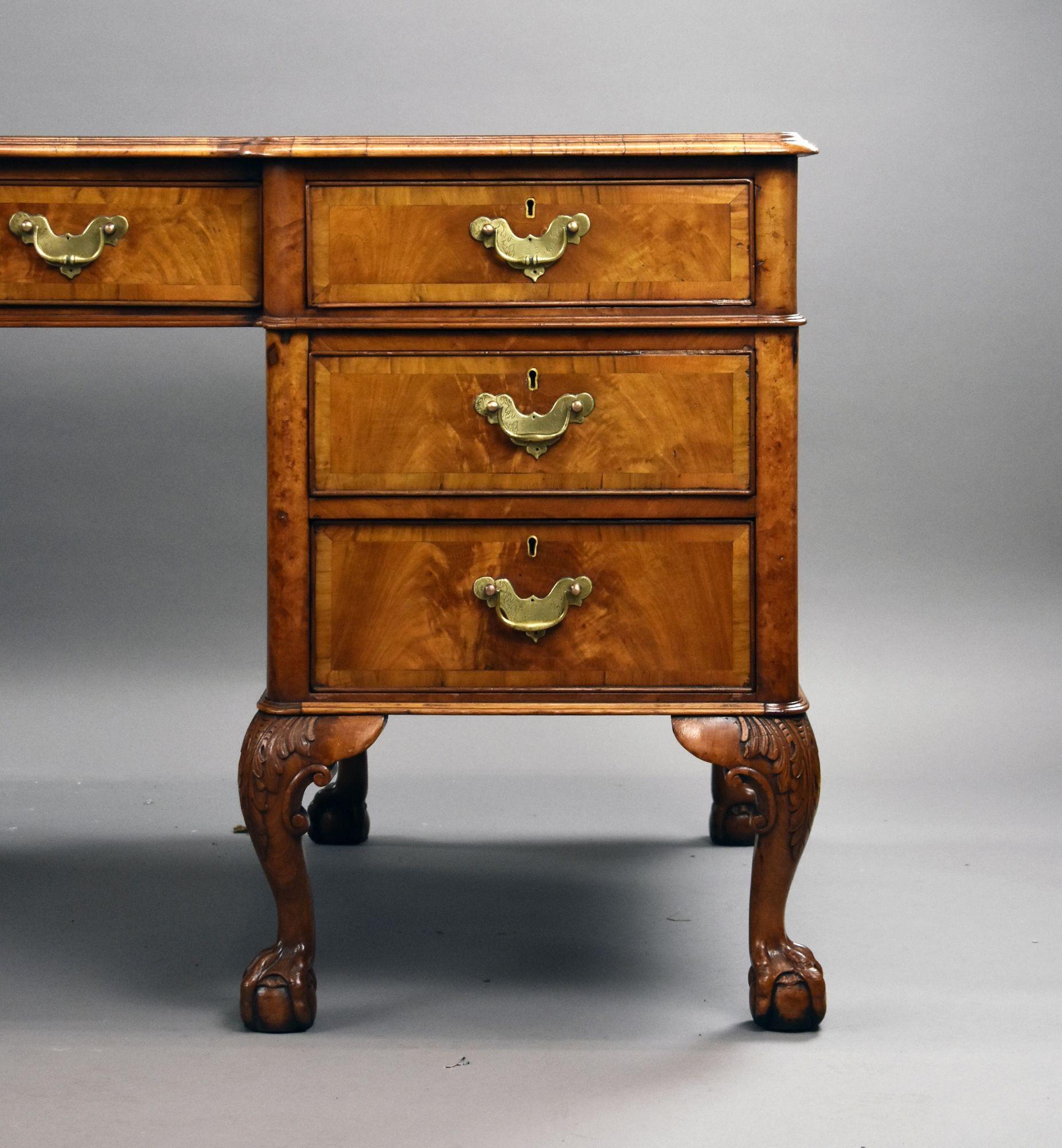 Antique Figured Walnut Pedestal Desk in vendita 2