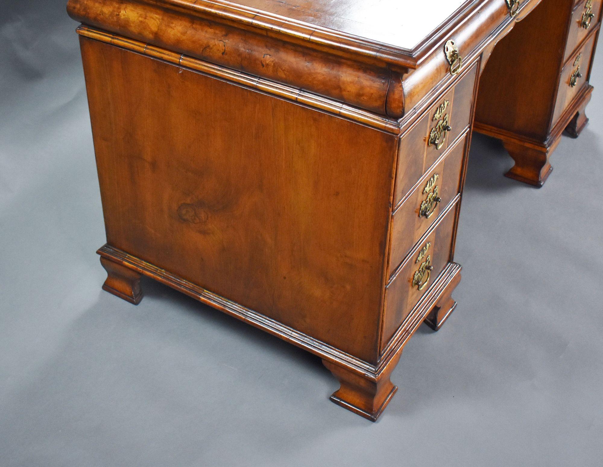 Antiker Pedestal-Schreibtisch aus gemasertem Nussbaum im Angebot 2