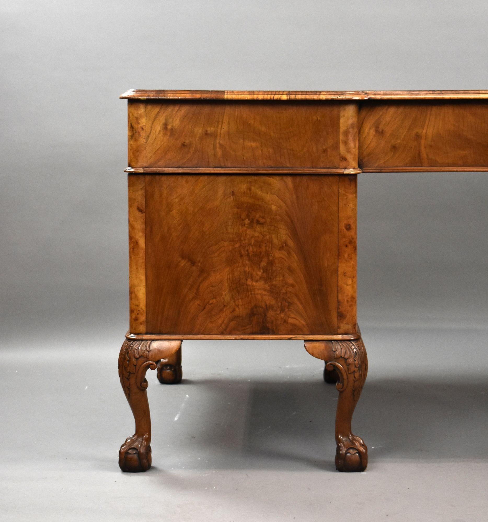 Antique Figured Walnut Pedestal Desk in vendita 3