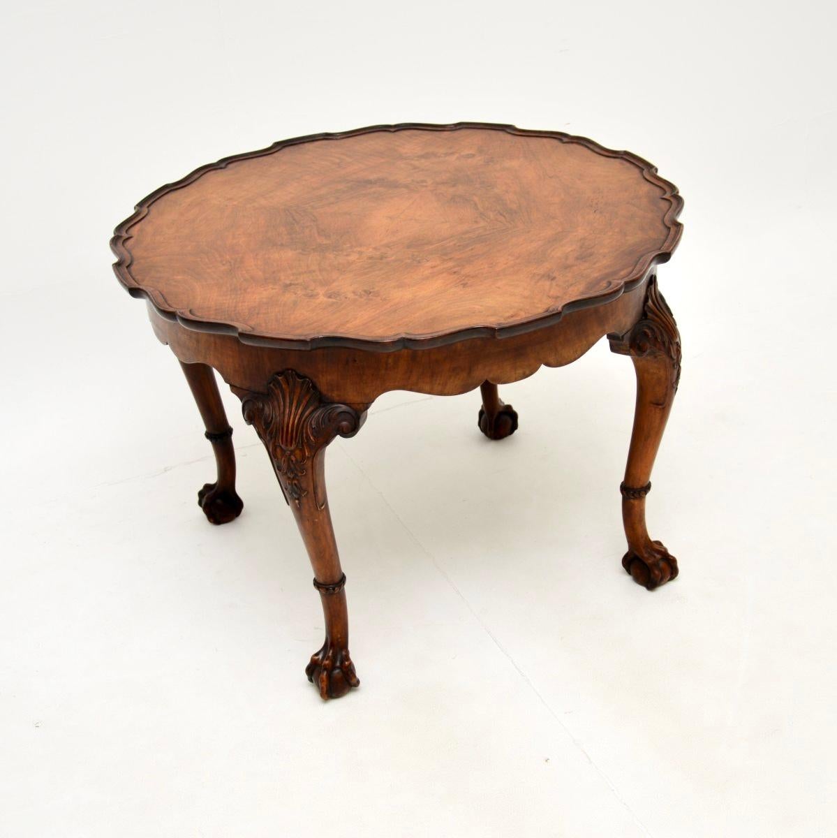Queen Anne Table basse ancienne à croûte de tarte en noyer figuré en vente