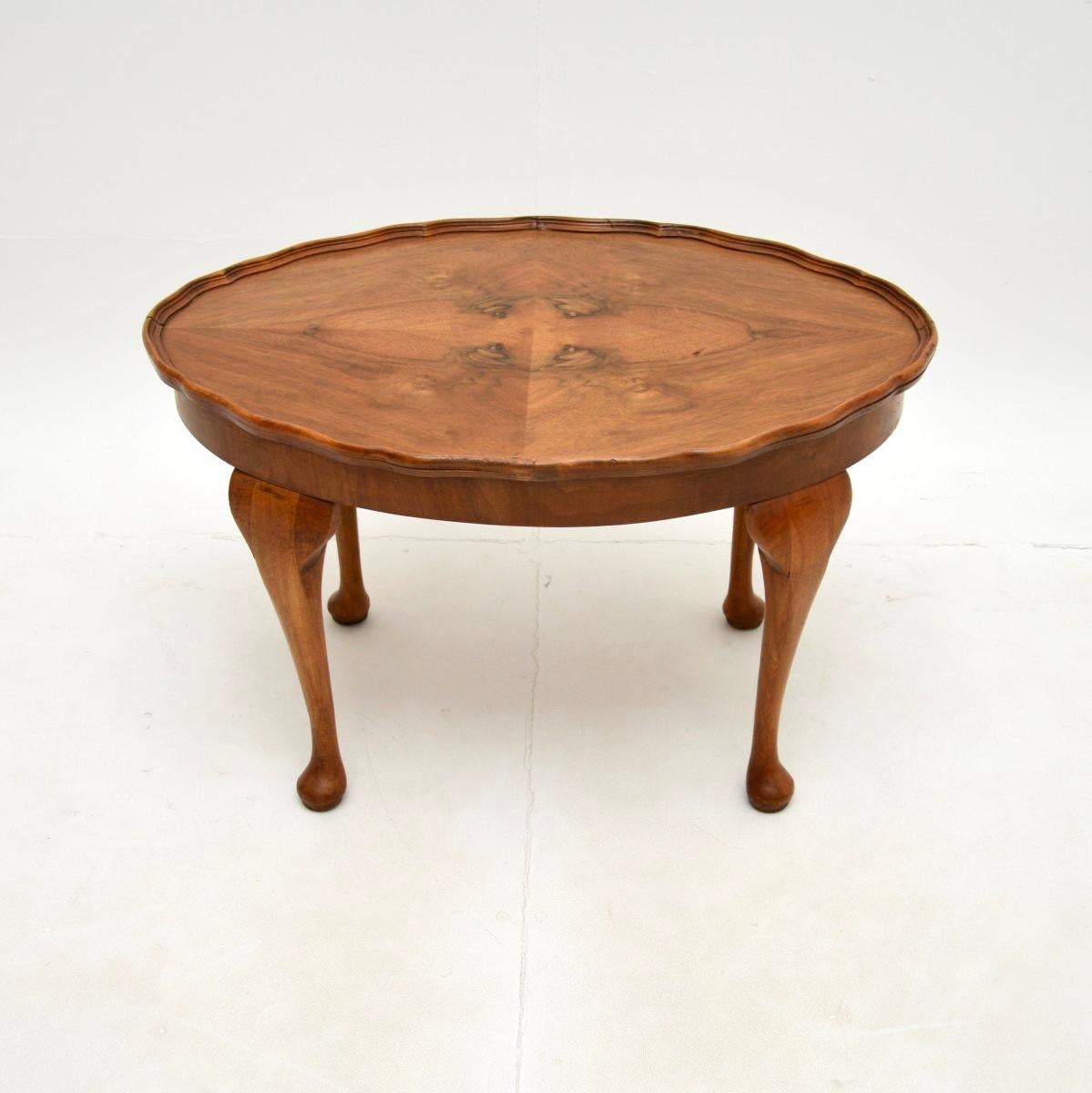 Une table basse à croûte de tarte en noyer figuré, très belle et très bien faite. Il a été fabriqué en Angleterre, il date des années 1930 environ.

Il est de belle taille et de très bonne qualité. Le plateau présente de superbes veinures de noyer
