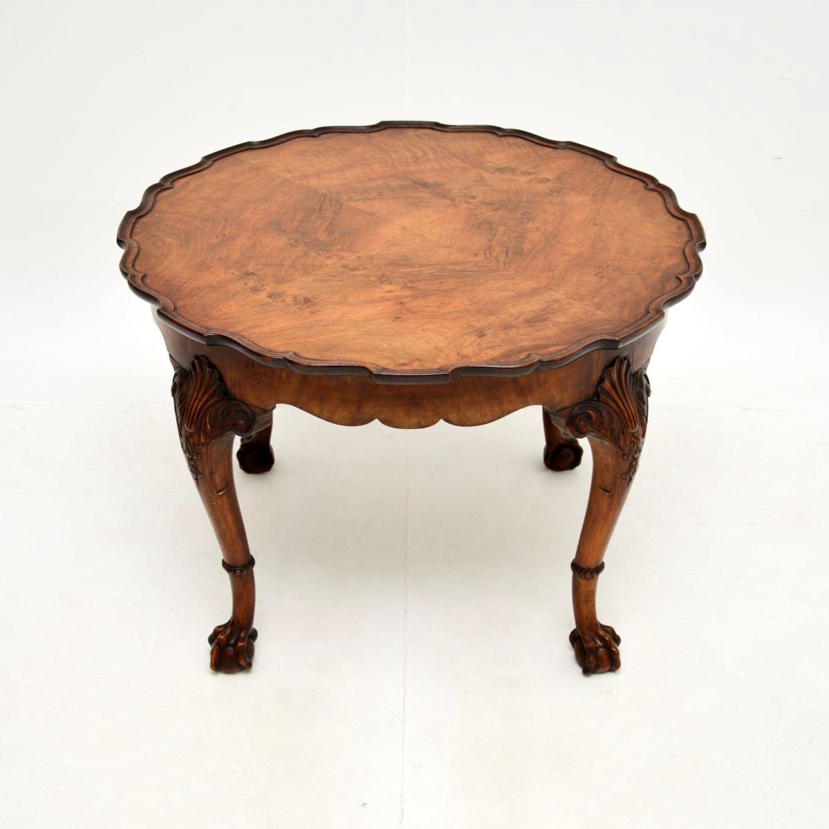 Une fantastique table basse ancienne en noyer figuré. Il a été fabriqué en Angleterre, il date des années 1920.

La qualité est exceptionnelle, le produit est magnifiquement fabriqué et sa taille est impressionnante. Le plateau circulaire présente