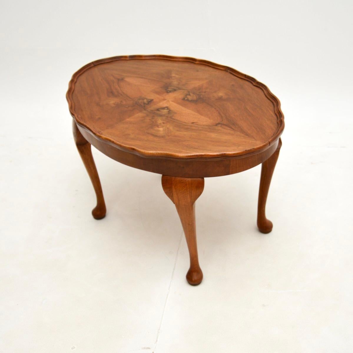 Queen Anne Table basse ancienne à croûte de tarte en noyer figuré en vente