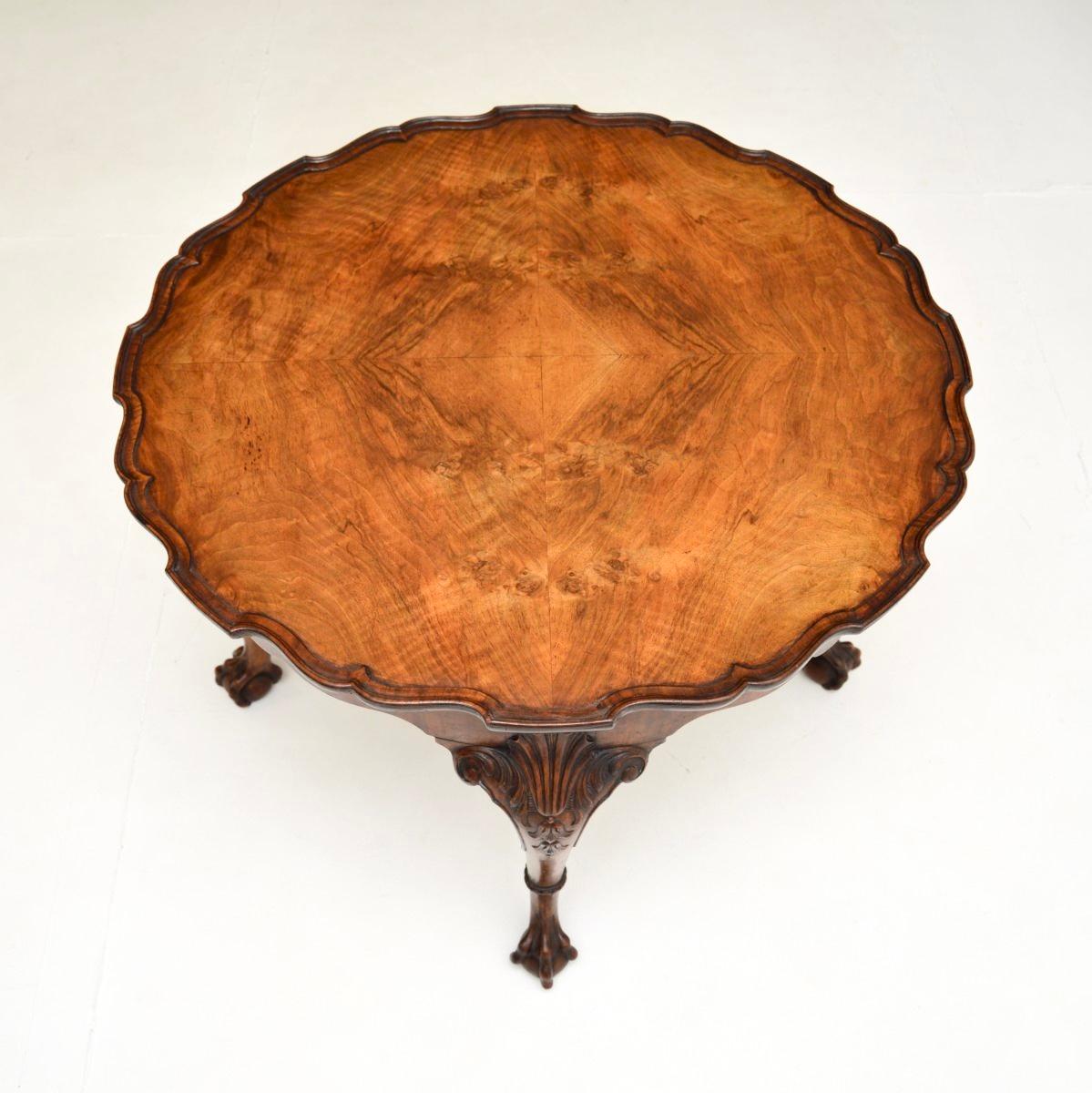 Britannique Table basse ancienne à croûte de tarte en noyer figuré en vente