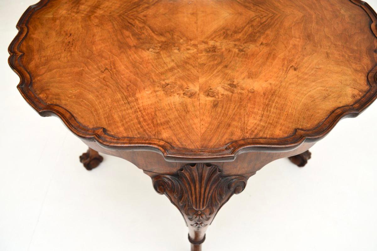 Table basse ancienne à croûte de tarte en noyer figuré Bon état - En vente à London, GB