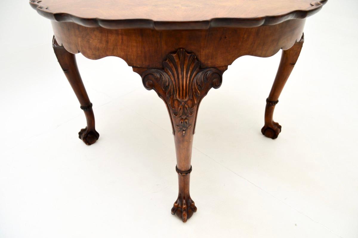 Début du 20ème siècle Table basse ancienne à croûte de tarte en noyer figuré en vente