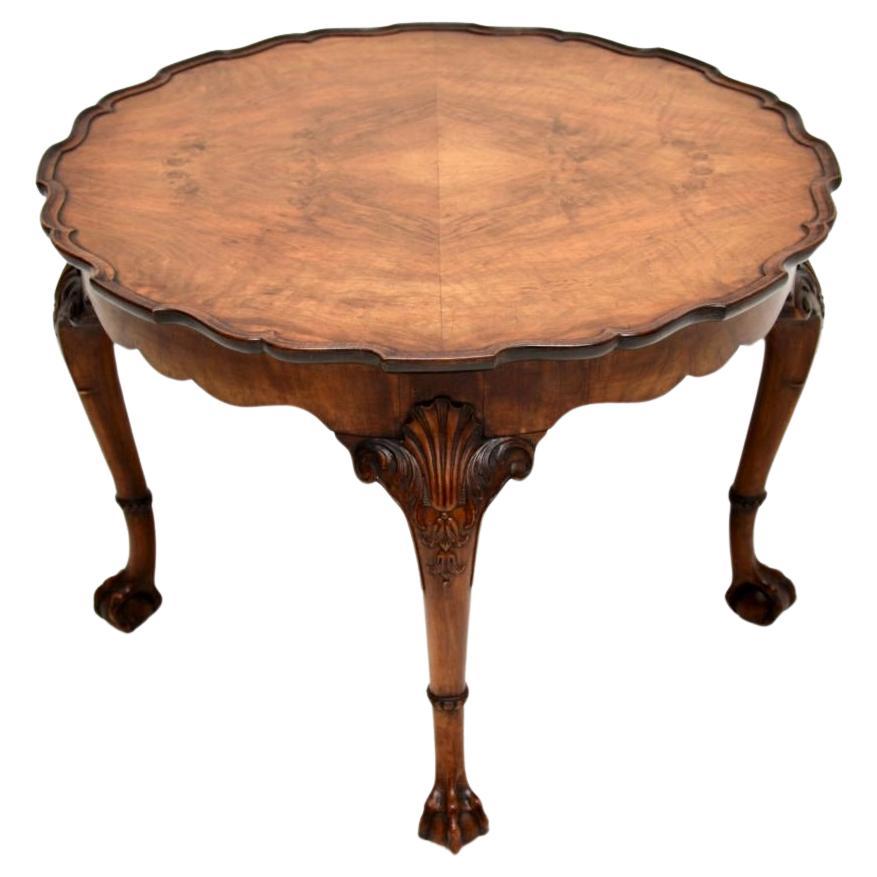 Table basse ancienne à croûte de tarte en noyer figuré