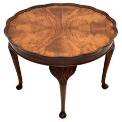 Table basse ancienne à croûte de tarte en noyer figuré